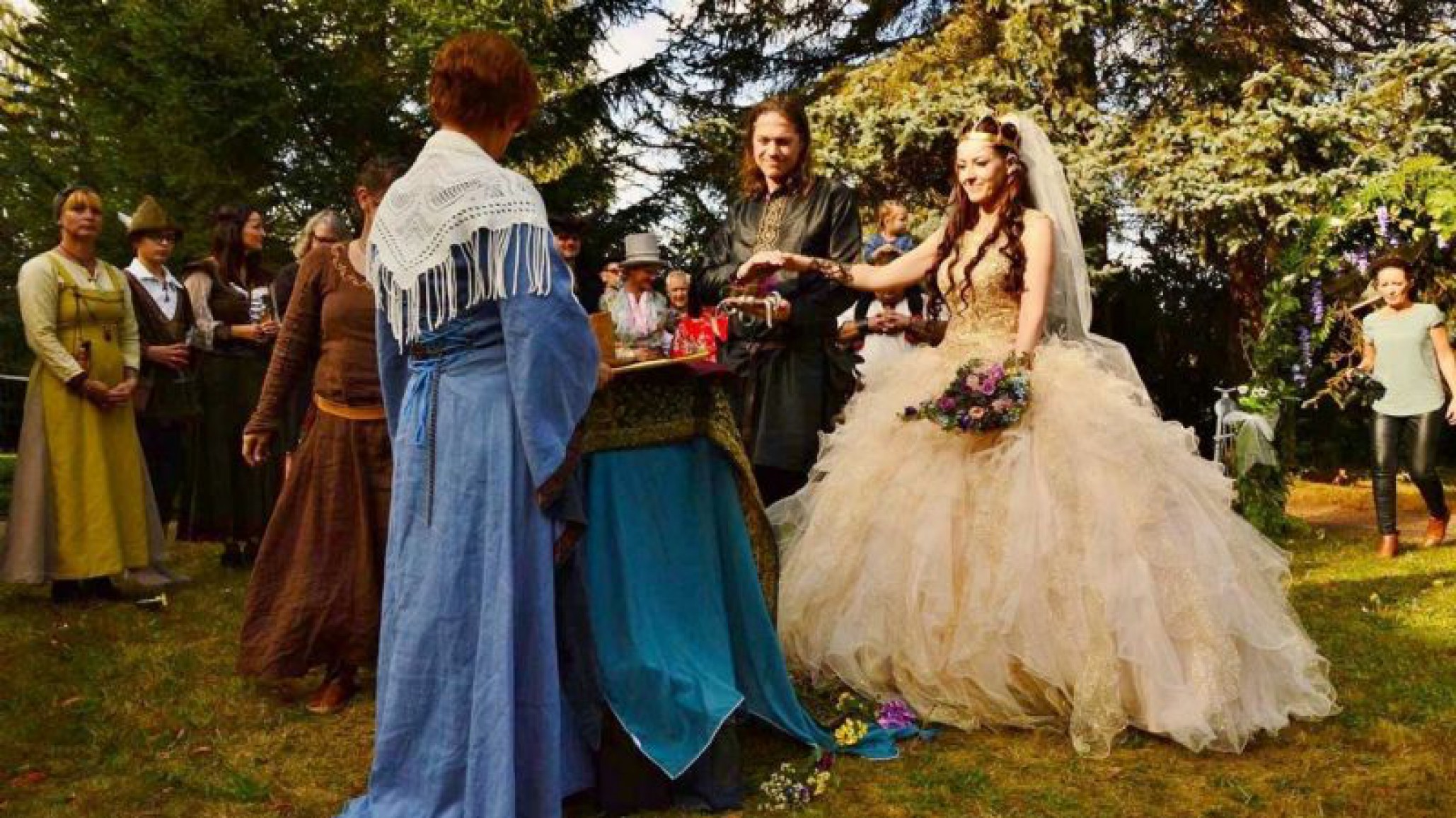 Son fanáticos de sagas de fantasía y organizaron un casamiento muy original