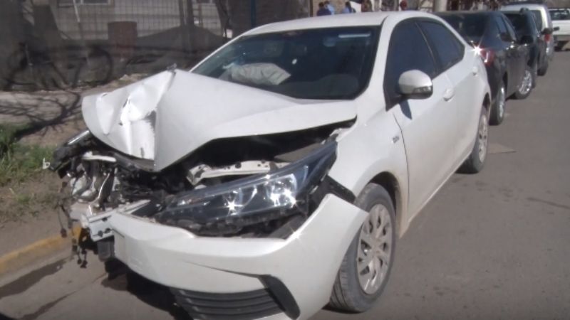 Adolescente robó un auto y se estrelló contra un poste cuando huía de la Policía