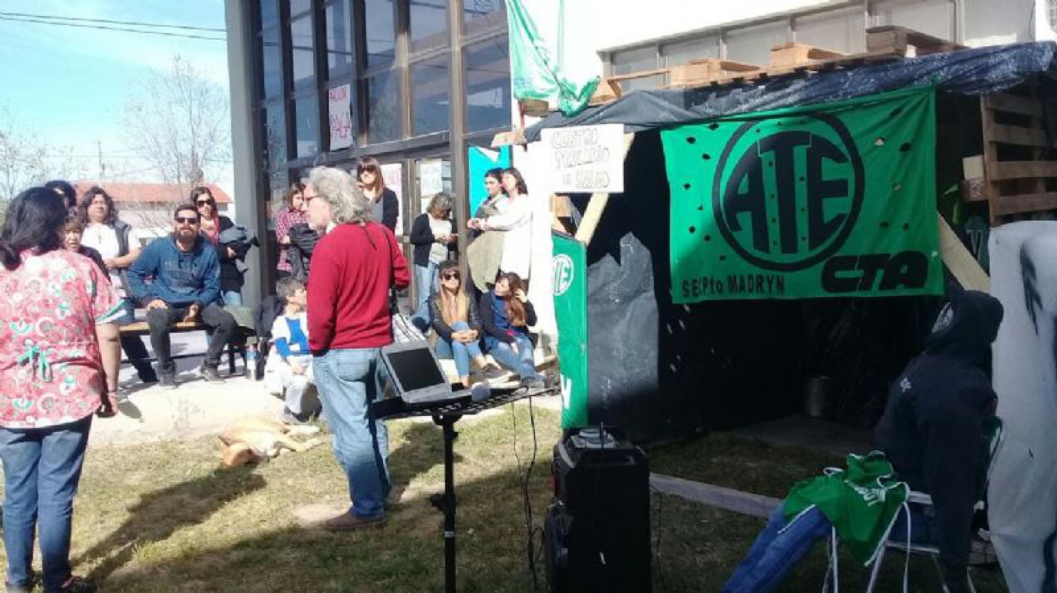 Instalaron un “Centro Precario de la Salud” en la puerta del Hospital de Madryn