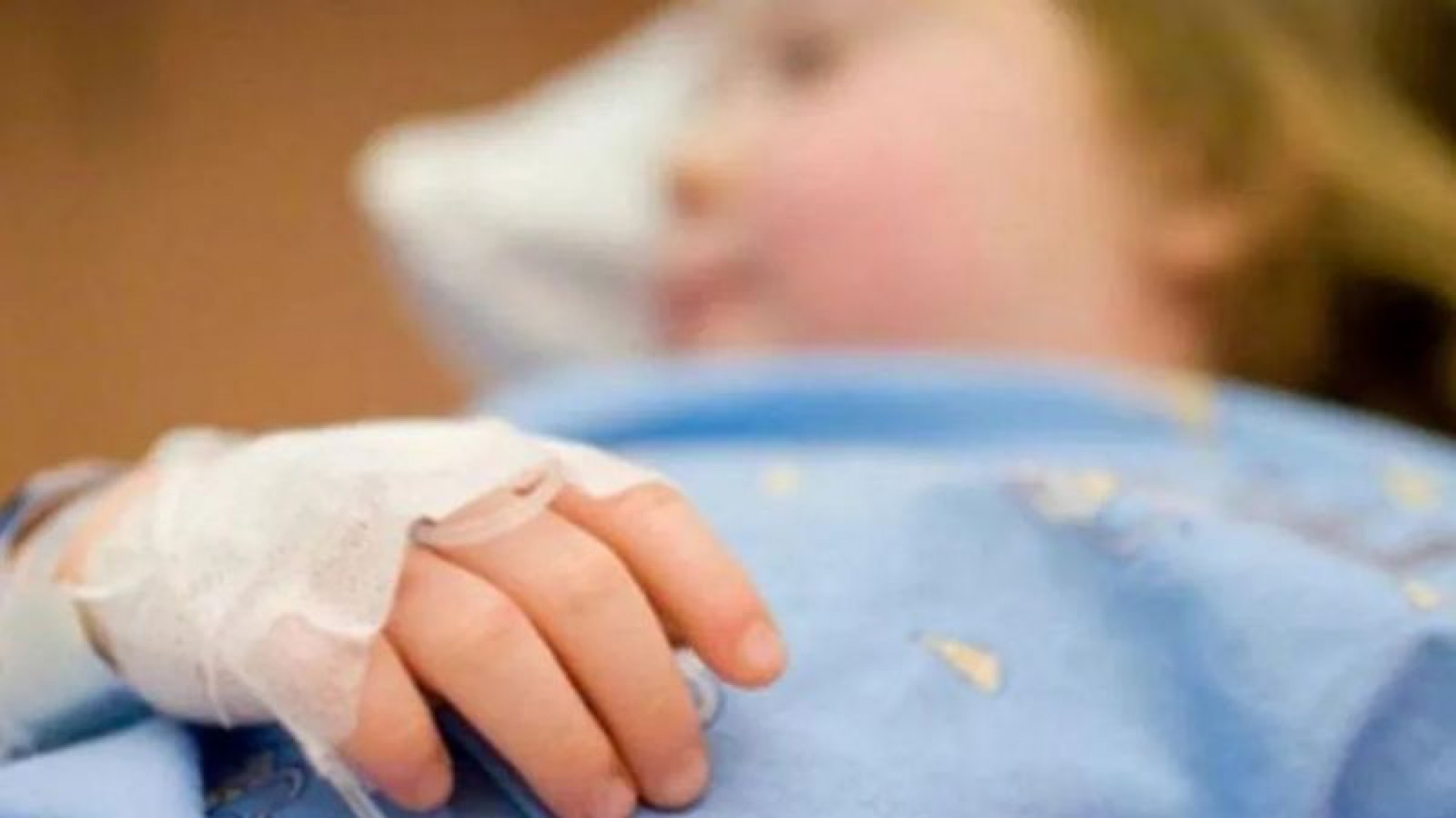 Borracho, le tiró agua hirviendo a su beba de un año