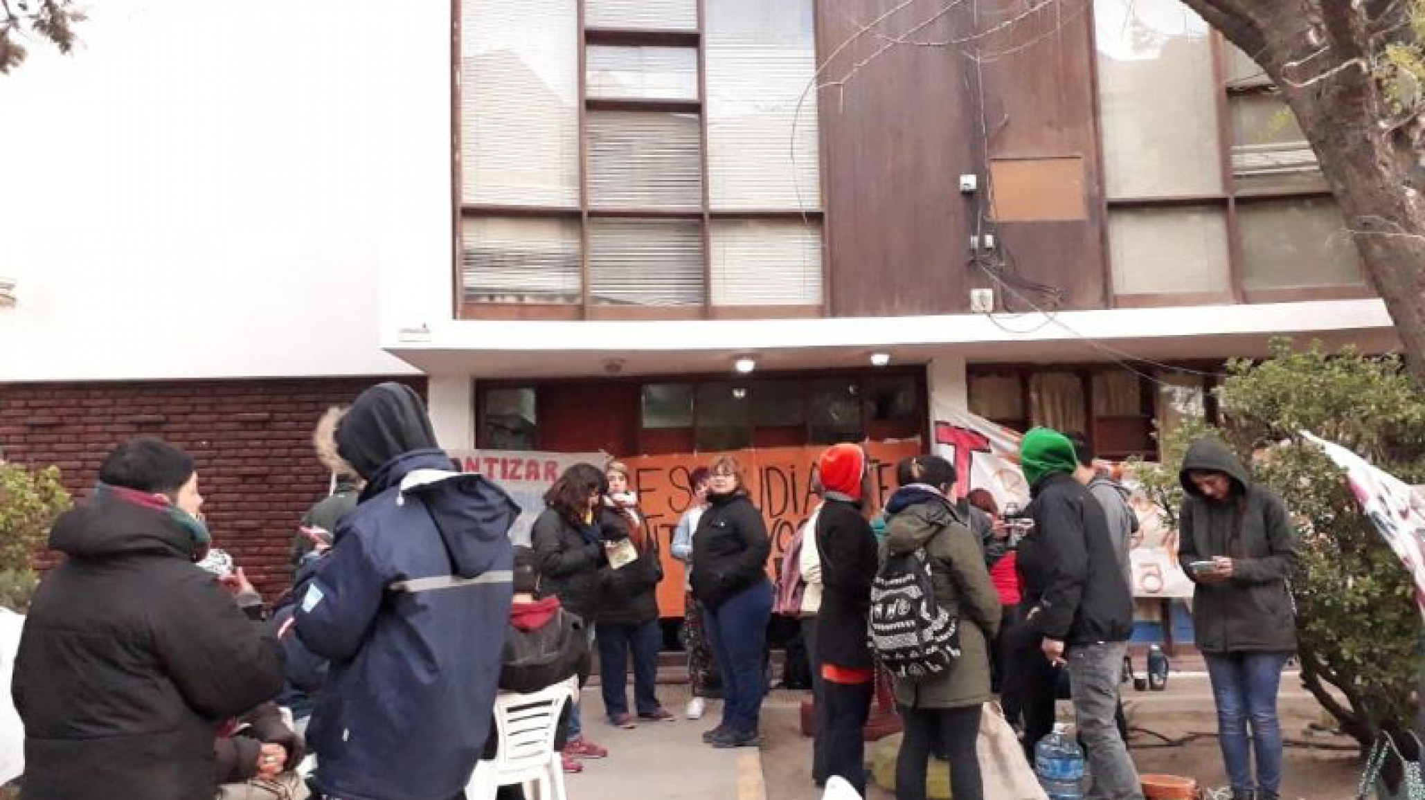 A la espera del resultado de la reunión con el gobierno, los docentes esperan en Supervisión