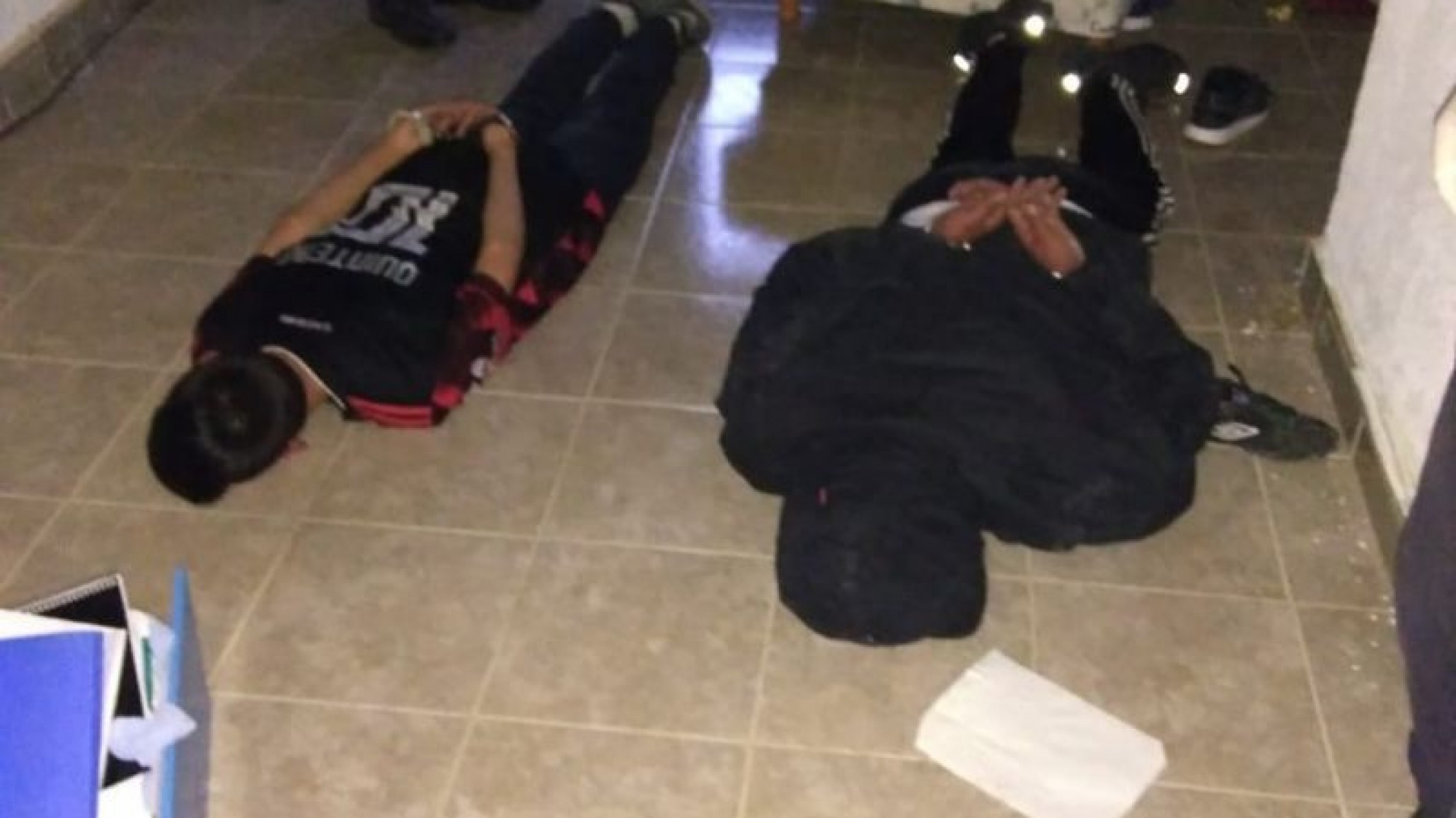 Dos hombres quisieron entrar a robar a una casa y, tras una fuga, fueron atrapados infraganti