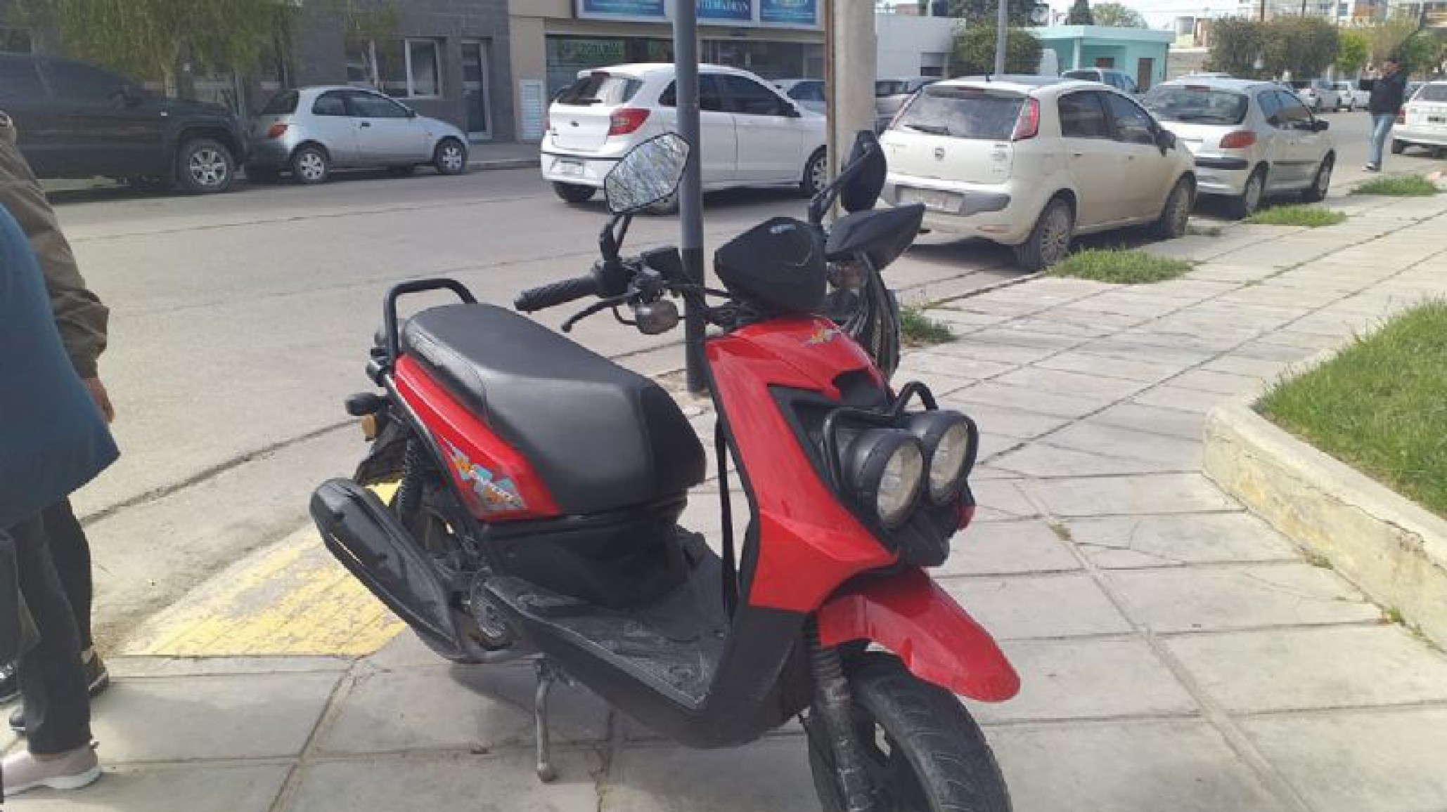 Imprudencia al volante en Puerto Madryn: Una mujer de 67 años chocó una moto
