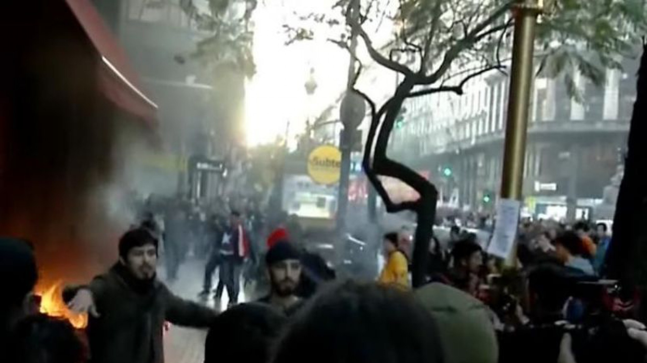 Incidentes frente al Consulado de Chile, agredieron a periodistas
