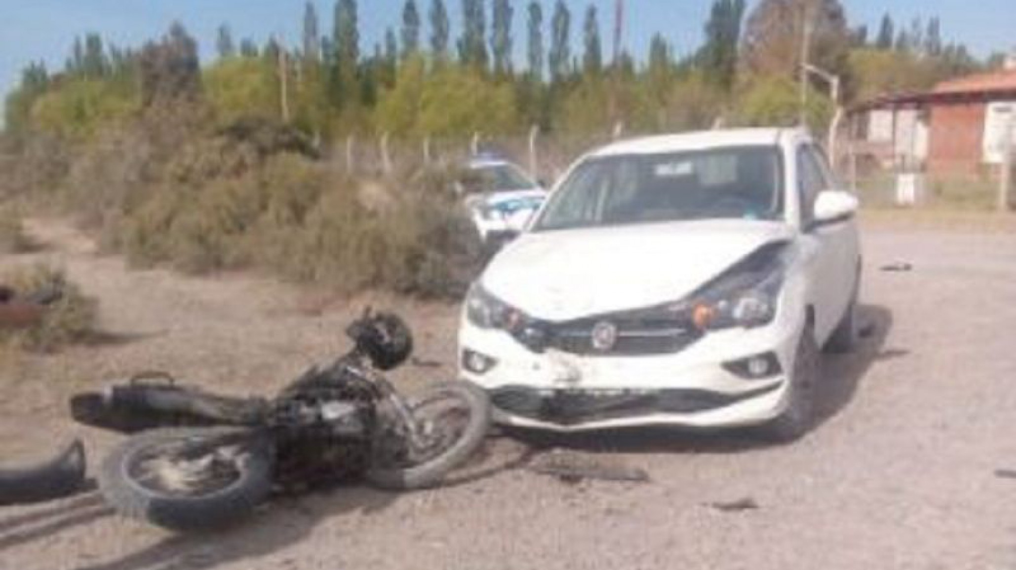 Choque entre un auto y una motocicleta en Trelew: el conductor de la moto se encuentra hospitalizado