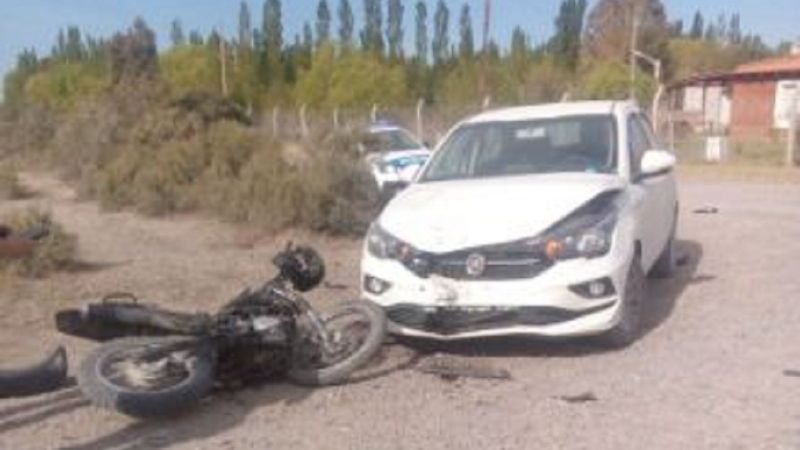 Choque entre un auto y una motocicleta en Trelew: el conductor de la moto se encuentra hospitalizado