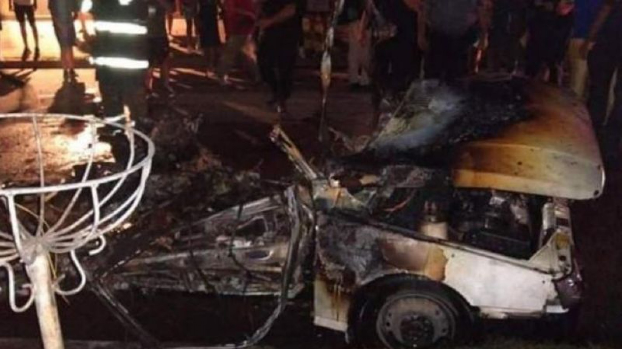 Explotó un auto con GNC , hubo esquirlas a 100 metros y personas heridas