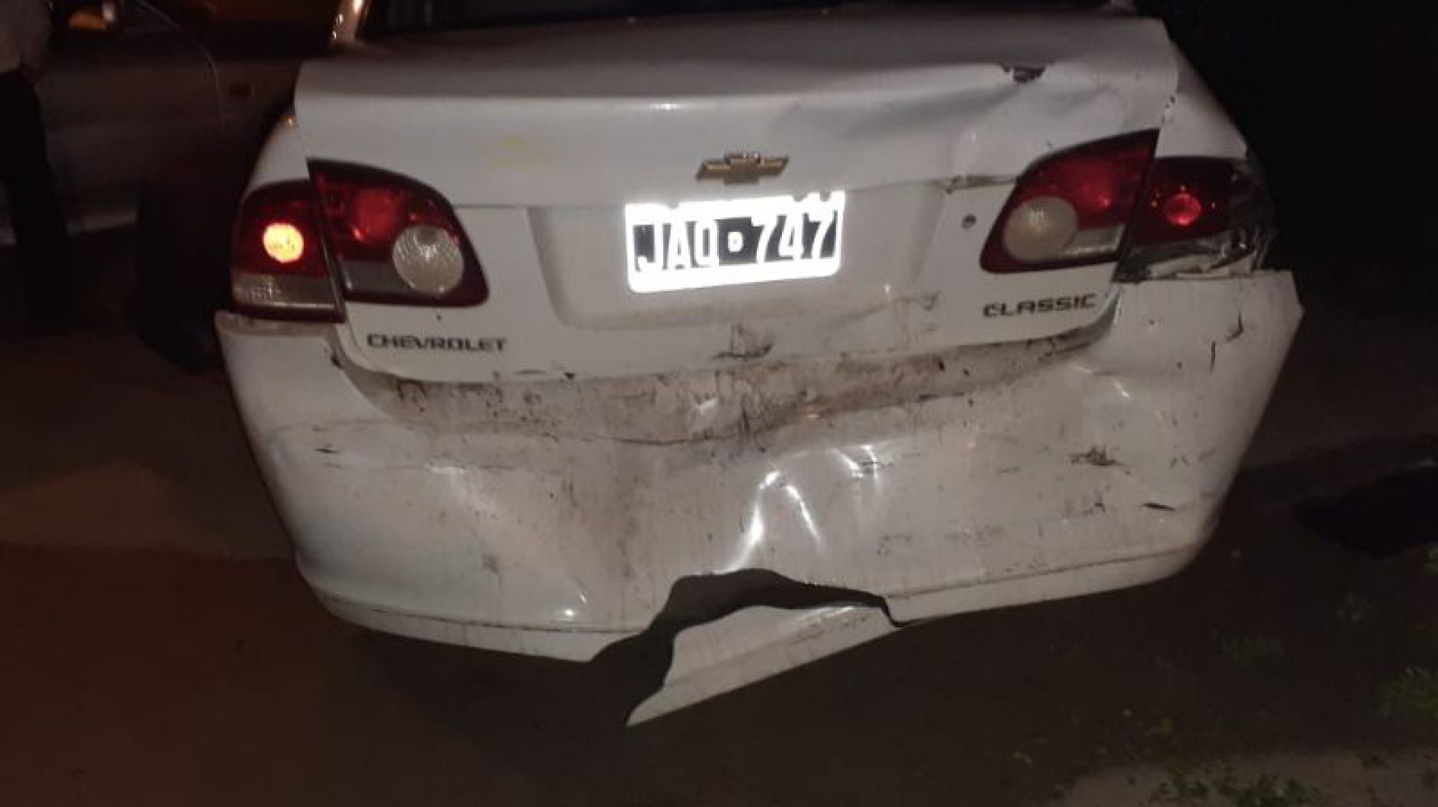 Dejó su auto estacionado, se fue solo por la pendiente y atropelló a una mujer