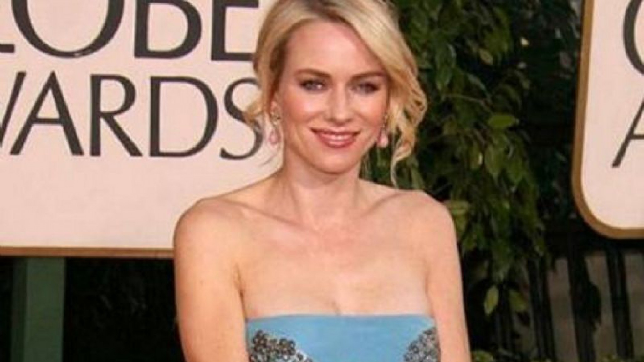 ¡Naomi Watts no sabe de qué disfrazarse y pide tu ayuda!