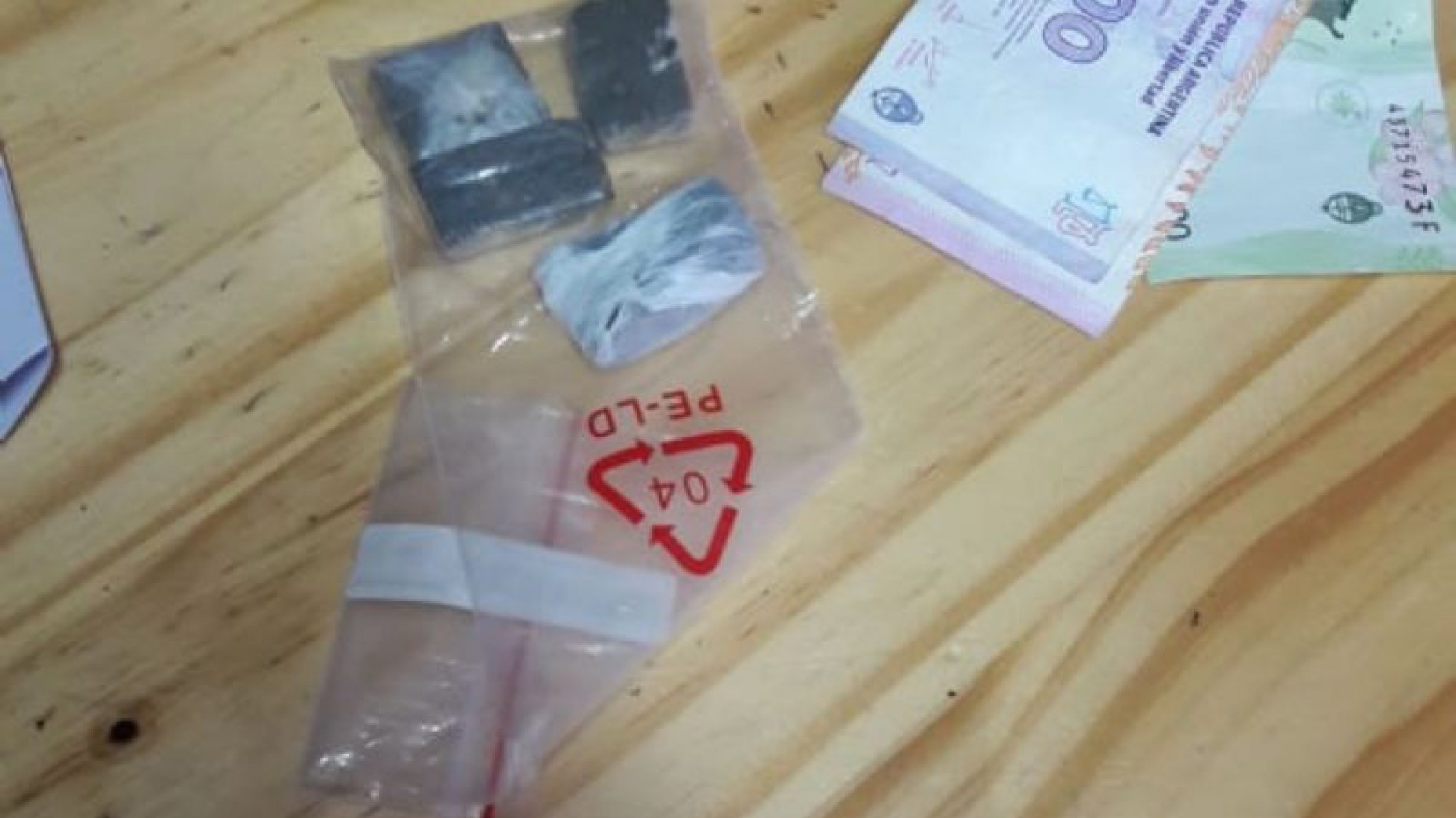 Allanaron la casa de un sospechoso de robo, encontraron dinero y droga