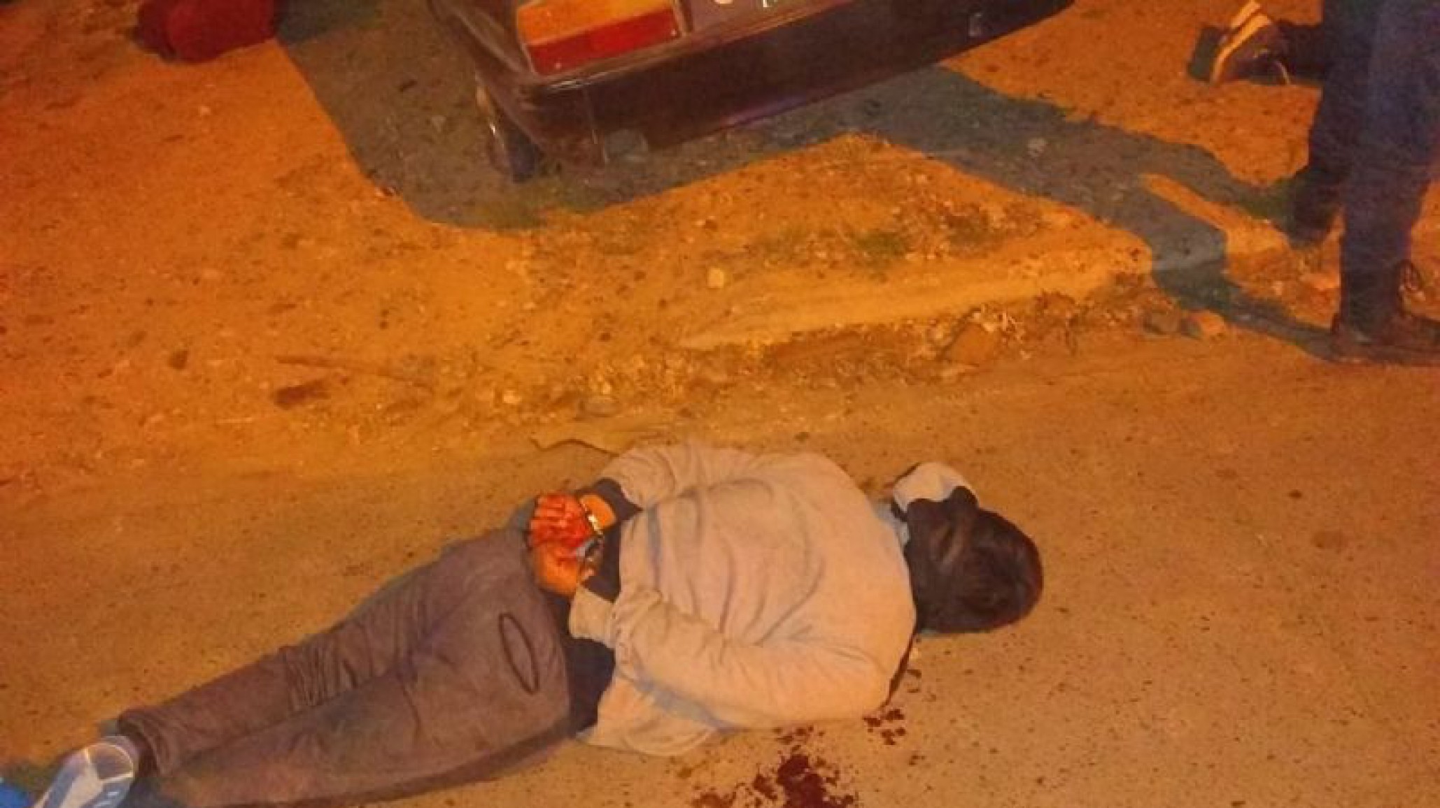 Le dispararon a un hombre en plena calle, también tenía un arma