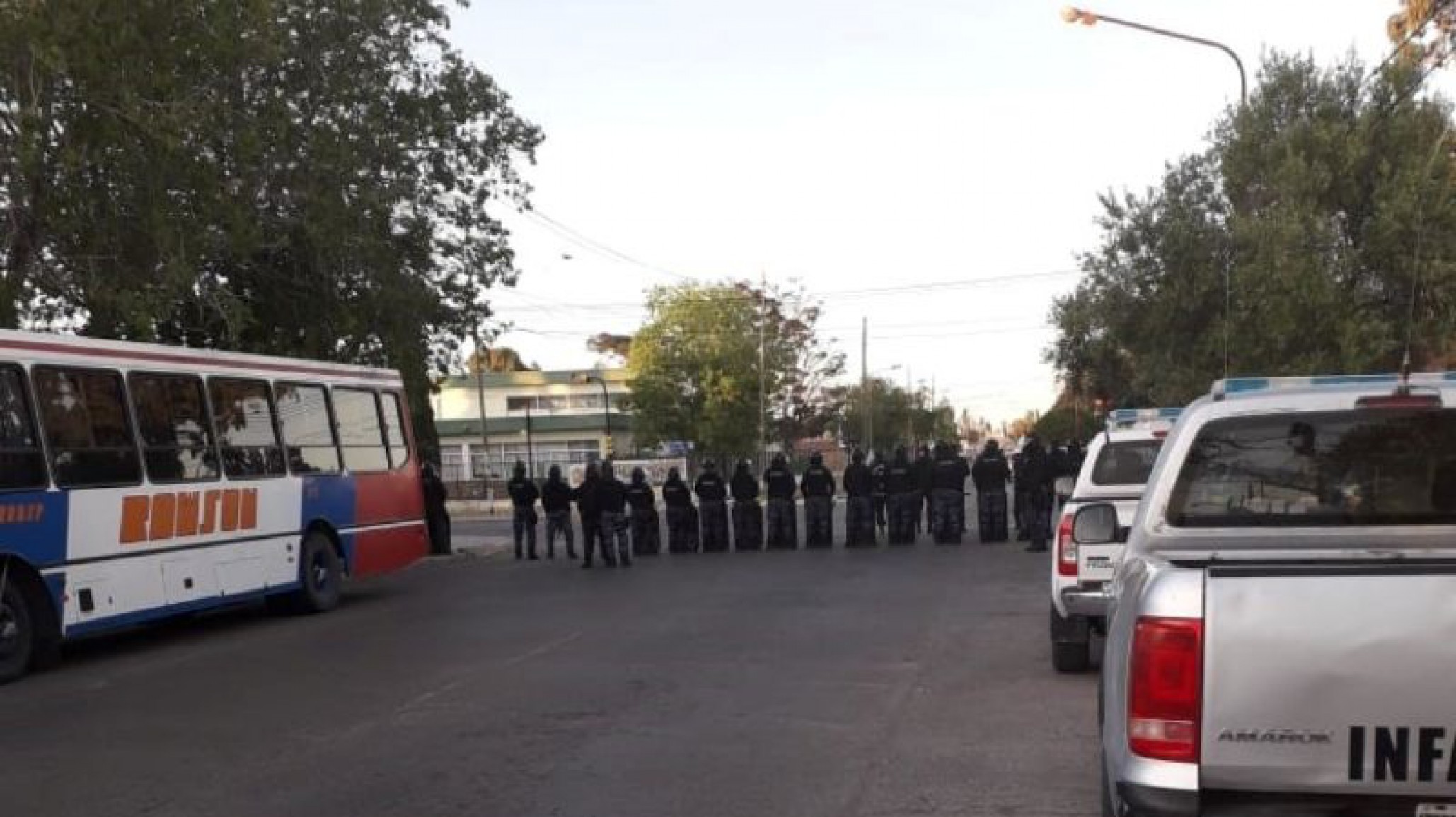 Descuento a docentes: Policías se encuentran custodiando el Ministerio de Economía