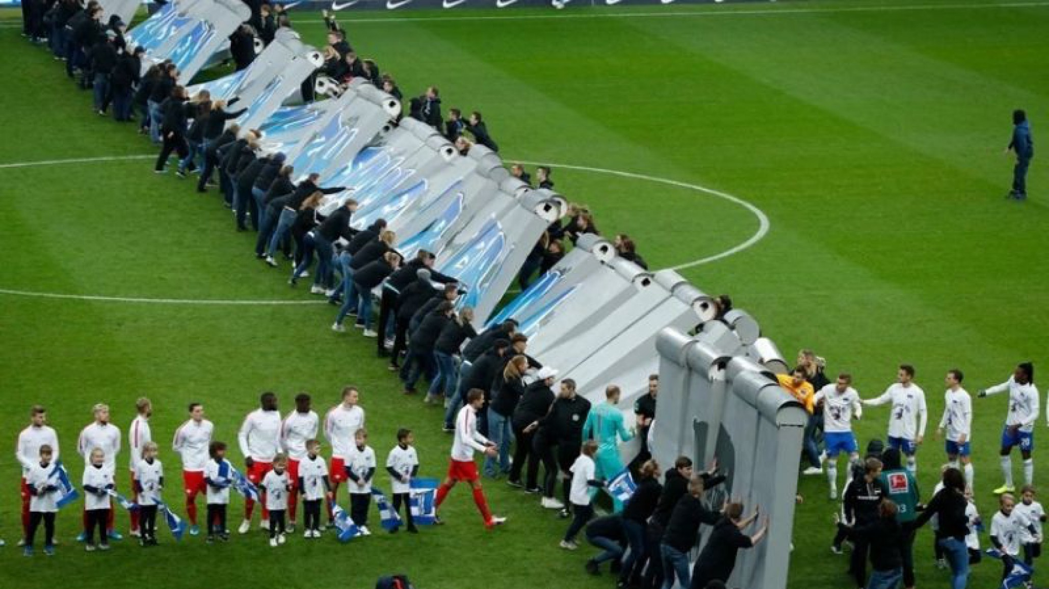 El emotivo homenaje del fútbol alemán por los 30 años de la caída del Muro de Berlín