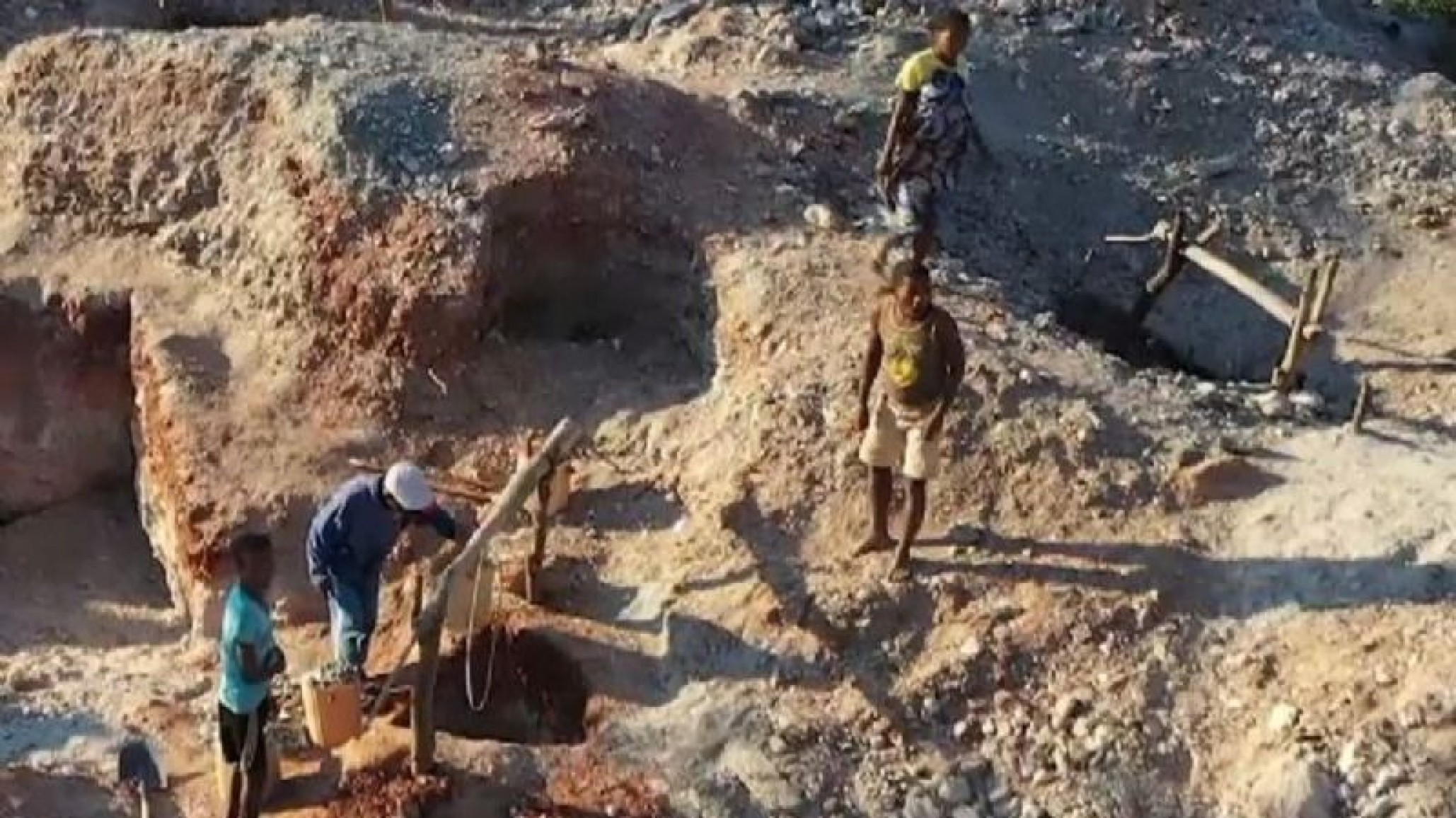 Niños africanos trabajan de manera ilegal en minas de mica para la fabricación de productos norteamericanos