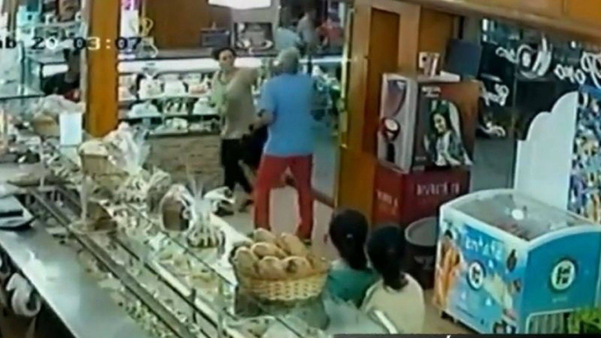 Así persiguió a su ex y la baleó en una panadería, ella está grave