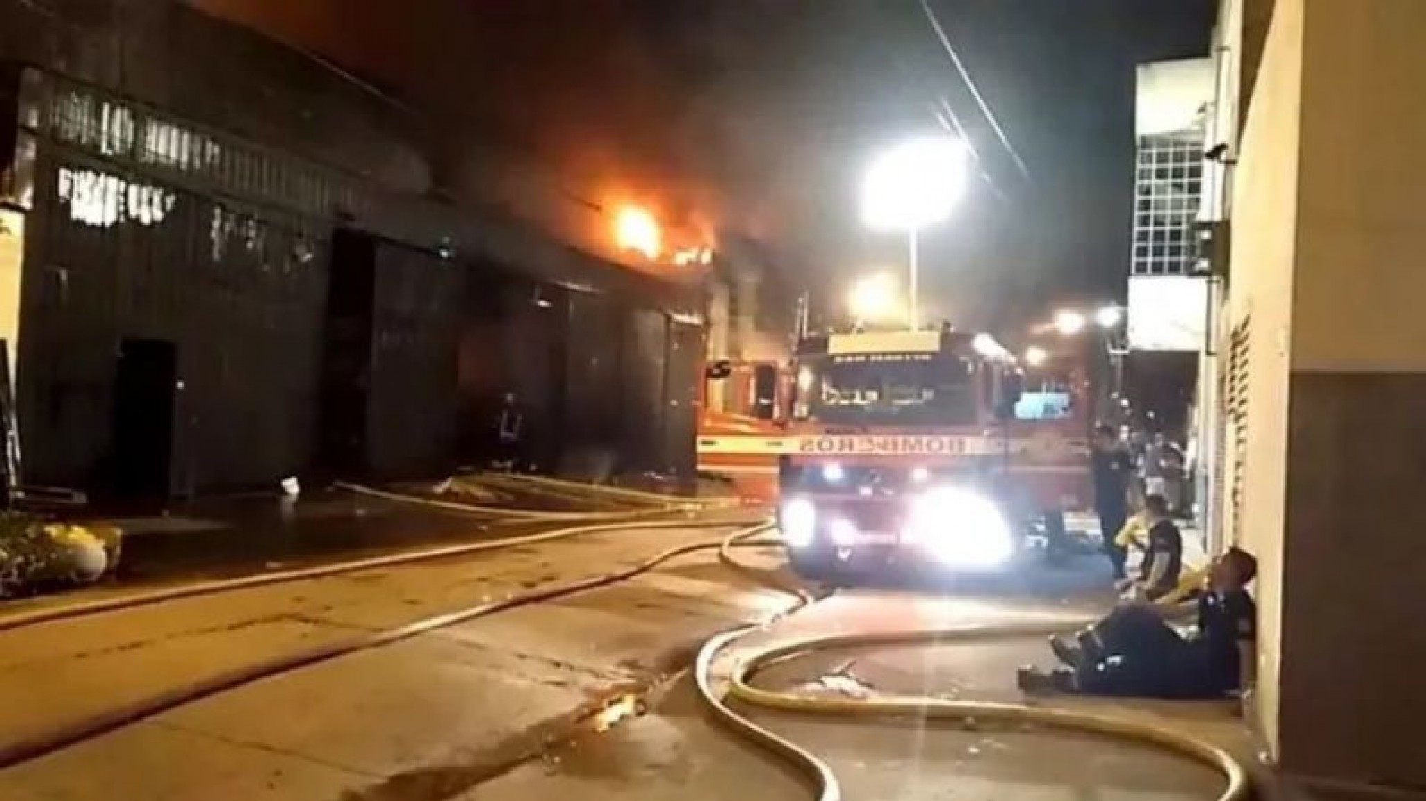Feroz incendio en fábrica de Buenos Aires: ya hay 15 dotaciones de bomberos