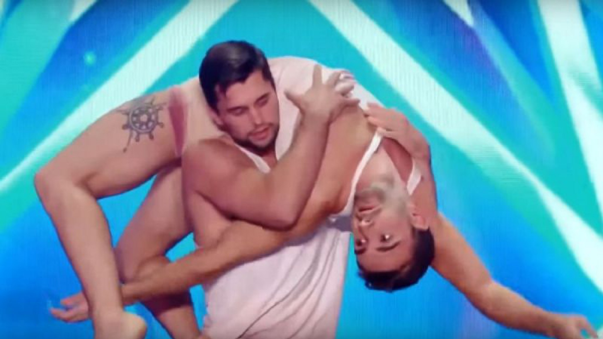 Pareja francesa gay de acróbatas danza contra la homofobia