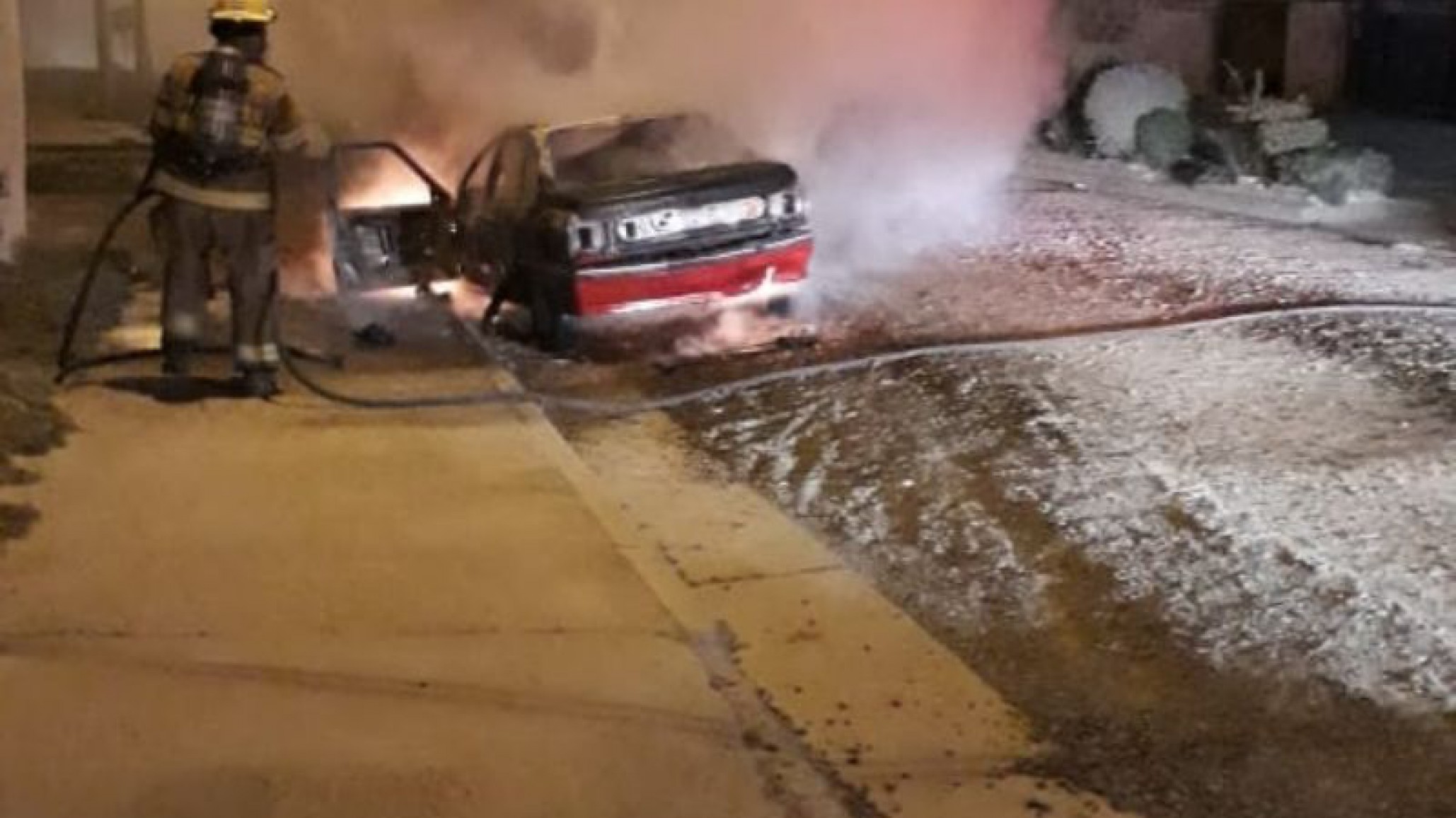 Lo encontraron quemando un auto en Madryn, habría incendiado otros dos minutos antes