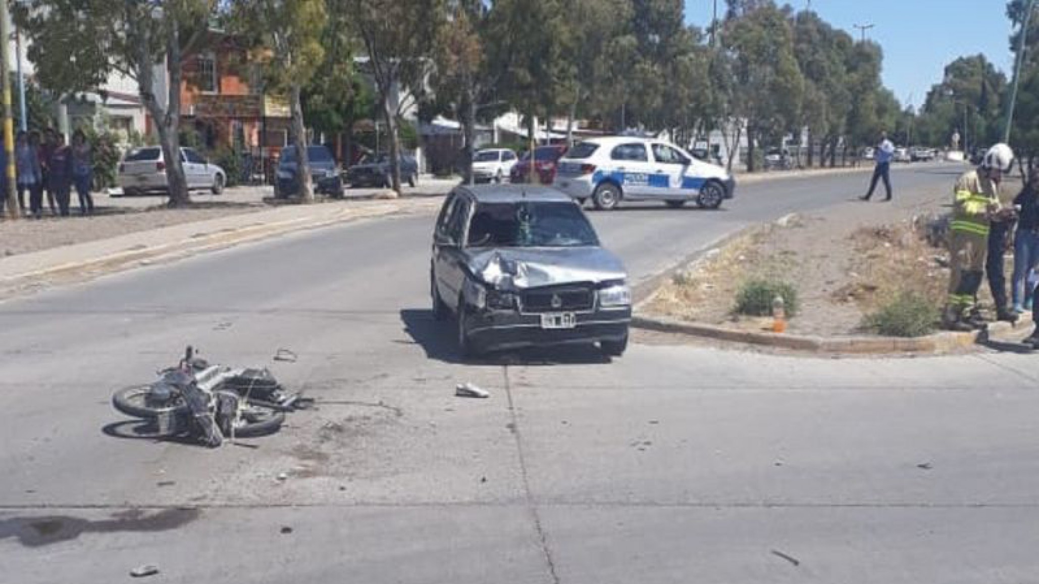 Fuerte choque en Rawson entre un auto y una motocicleta