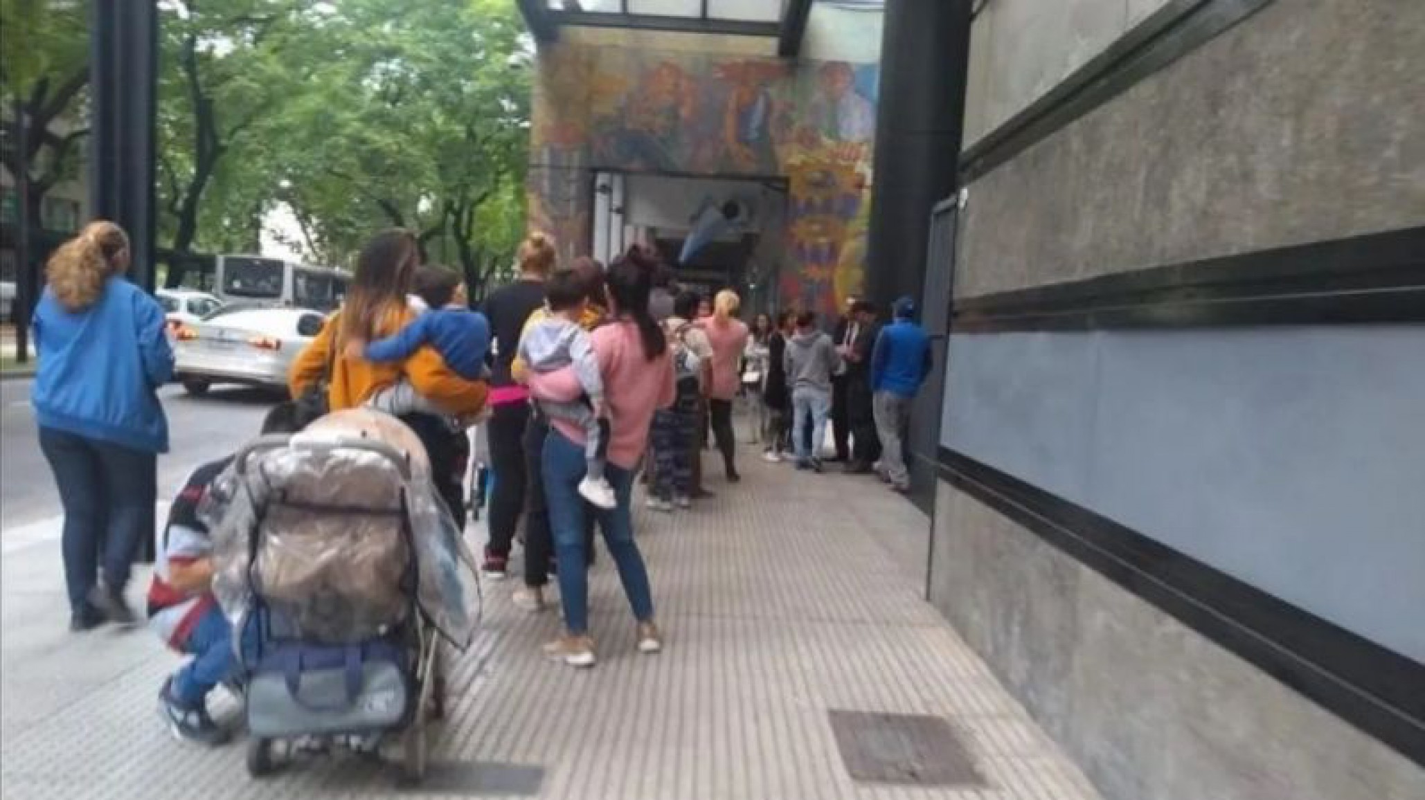 Desocupados hicieron largas filas para cobrar el bono de $5.000