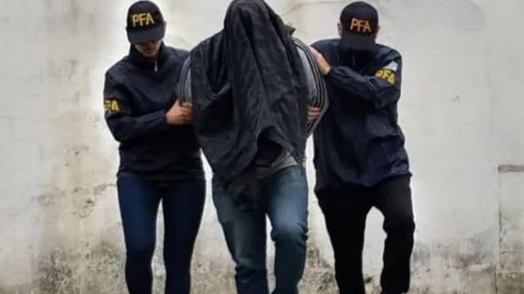 En la puerta de la escuela de su hija cayó el proxeneta que lideraba a “las promotoras”