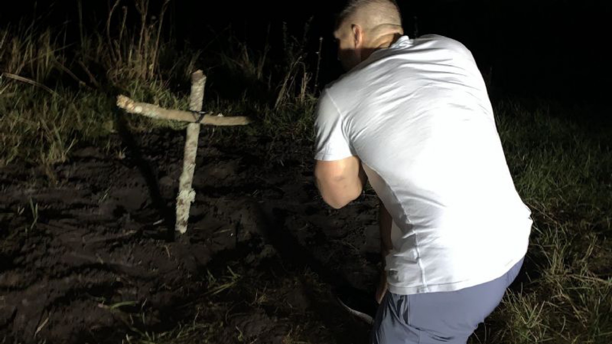 Vídeo: Le dio a su mejor amigo su última comida y rompió en llantos