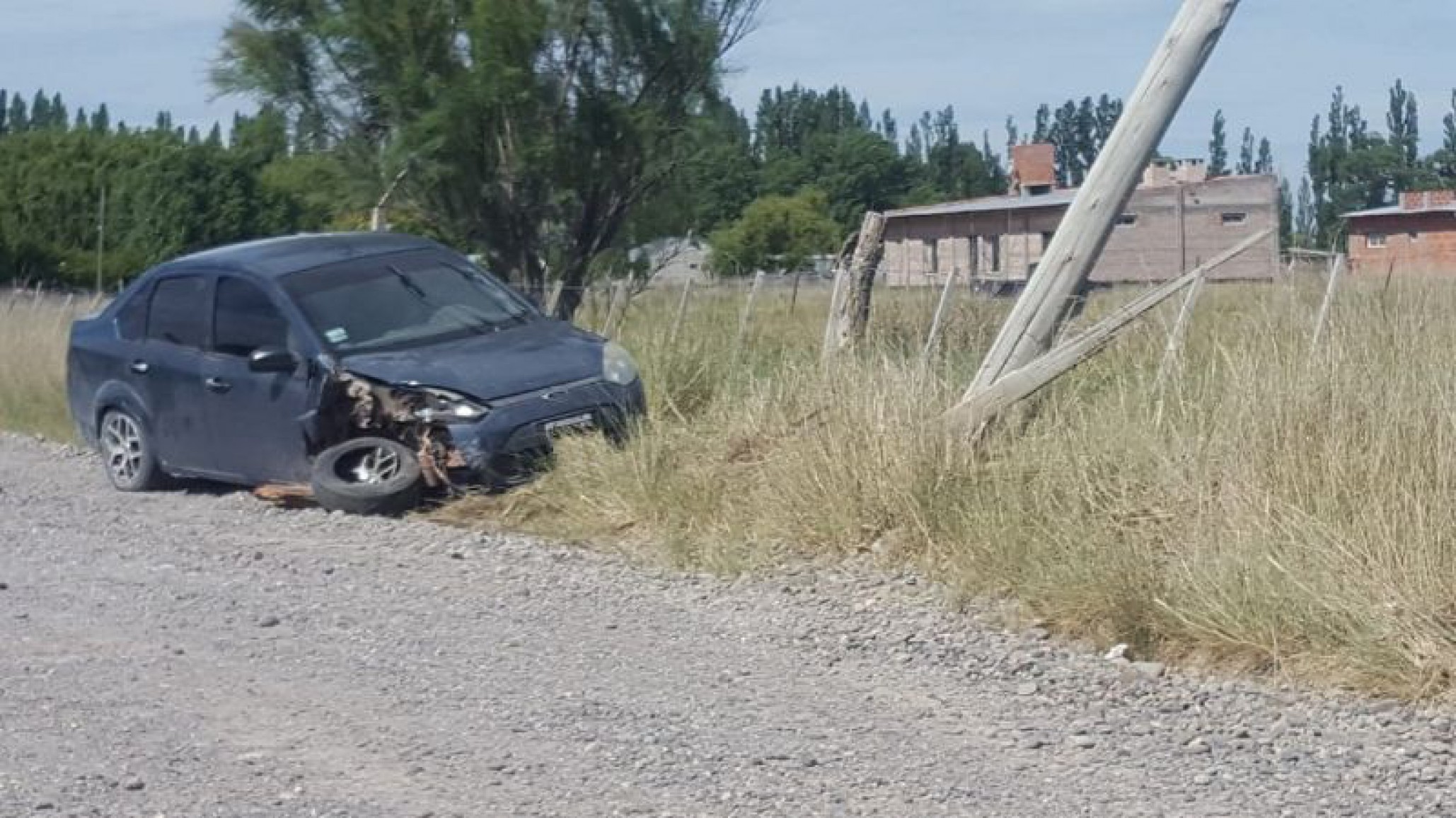 Trelew: chocaron contra un poste de alta tensión y se dieron a la fuga