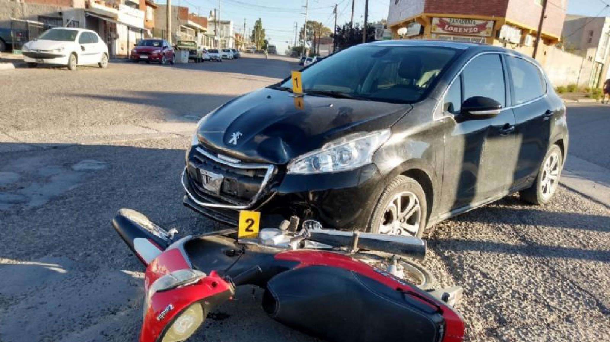 Colisión entre un automóvil y una moto en Madryn: una menor herida