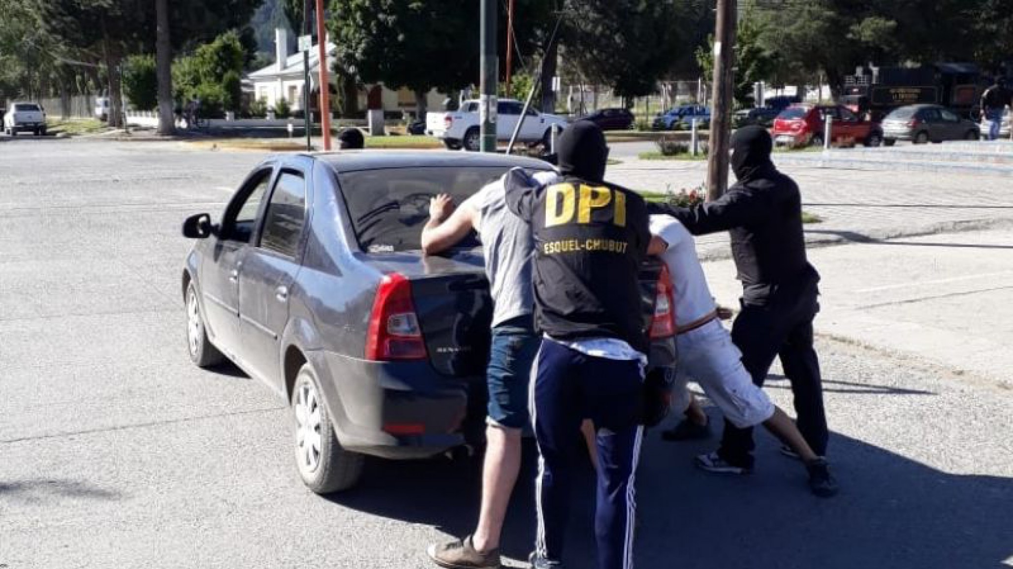 Allanamiento en Esquel por un caso de lesiones a una menor: Secuestraron un auto e identificaron a dos hombres