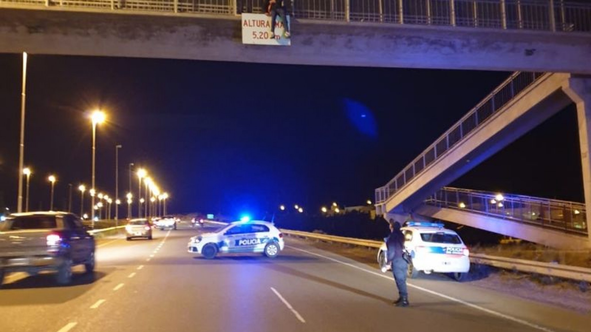 Video: la Policía de Rada Tilly rescató a un adolescente que se quiso tirar del puente: “Vos sos un guerrero”