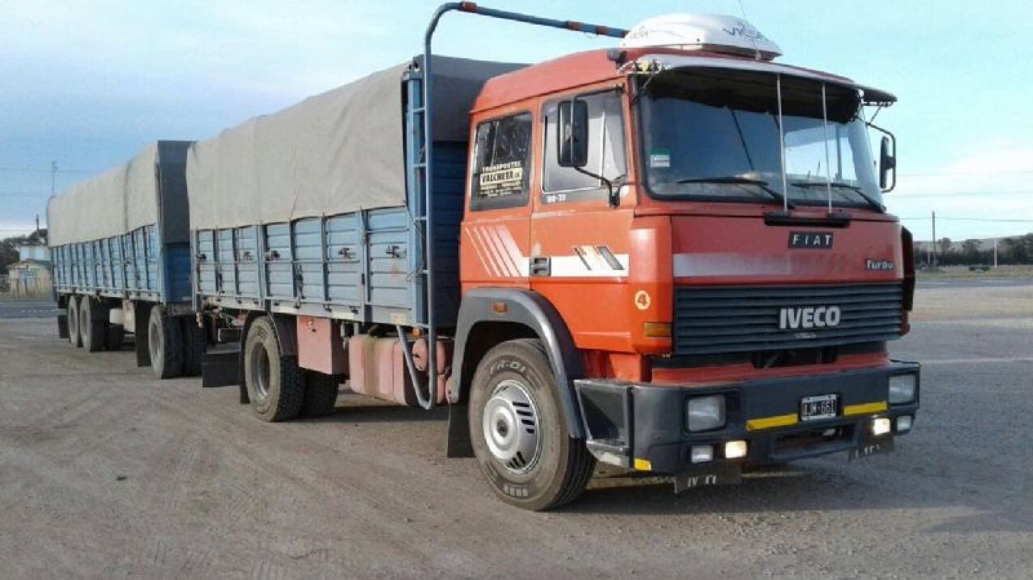 Secuestraron al conductor de un camión que trasladaba electrodomésticos en Gaiman y lo abandonaron en la Ruta 7
