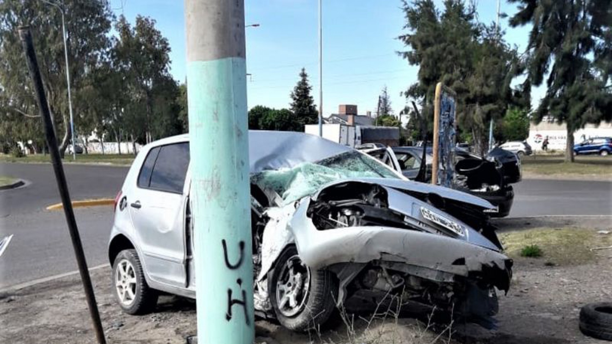 Un joven que manejaba un auto chocó contra otro vehículo y se incrustó en una palma de alambrado público