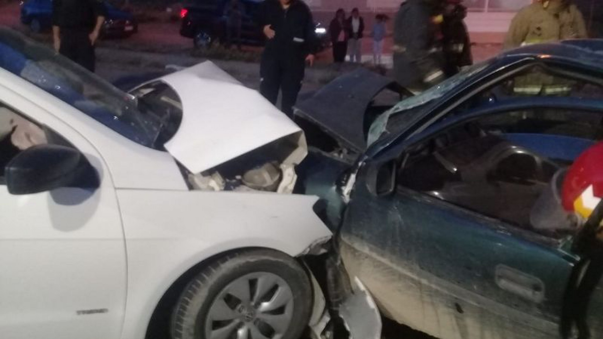 Fuerte colisión entre dos vehículos en Comodoro: una mujer resultó con fractura de hombro y dos menores fueron trasladadas al Hospital