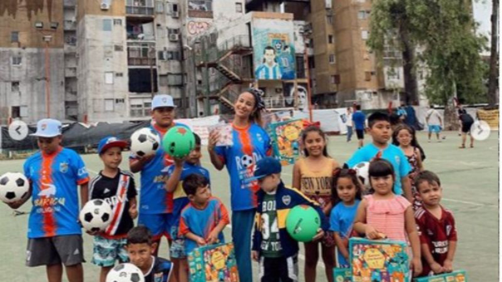 Lourdes Sánchez perdió el Bailando pero le llevó regalos a los niños de Fuerte Apache