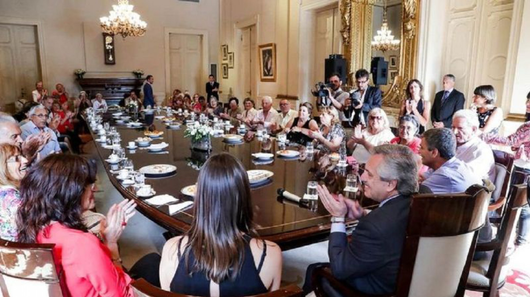 Alberto Fernández recibió a un grupo de jubilados en la Casa Rosada y les prometió que iban a ser prioridad