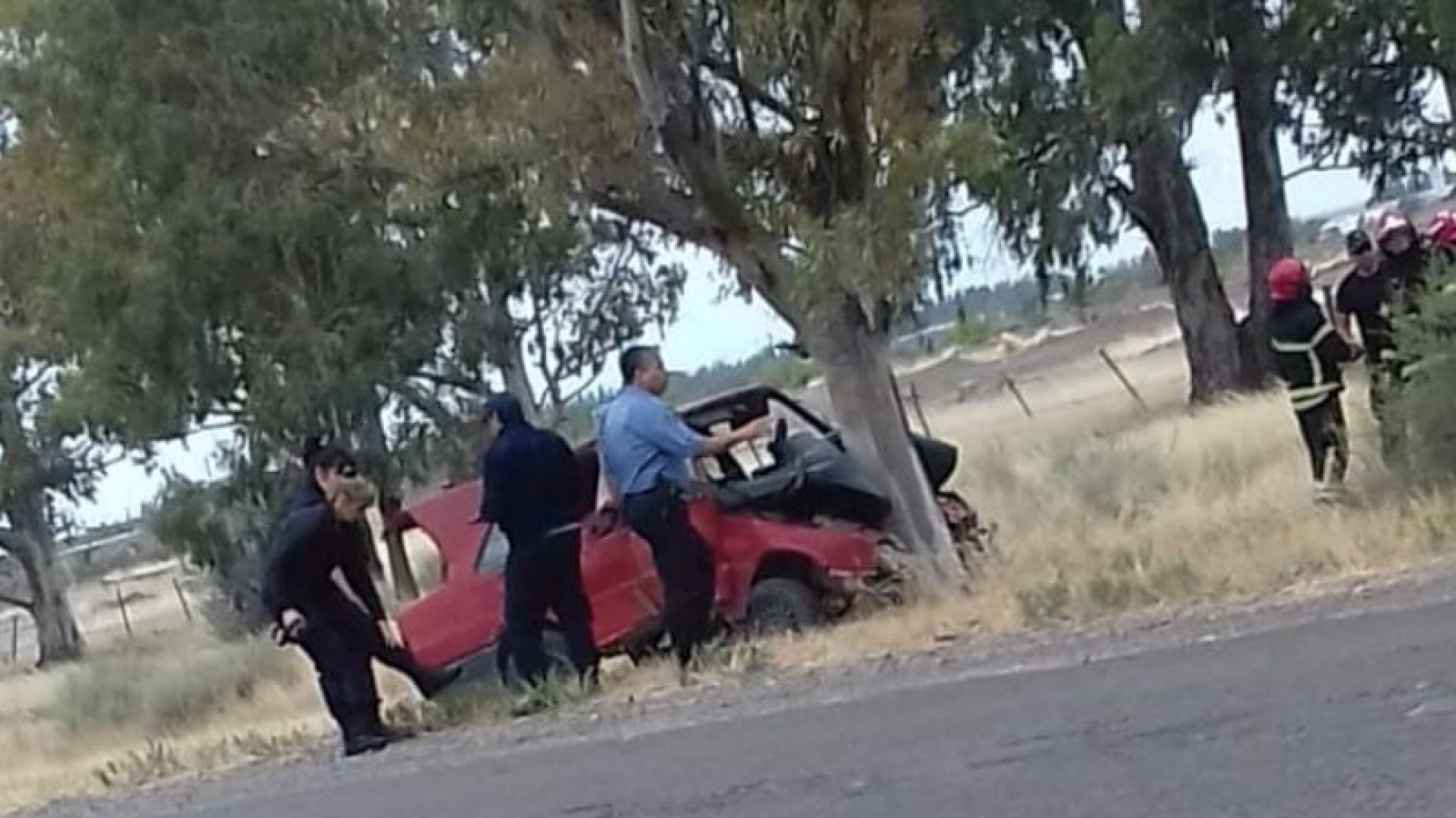 Un auto se estrelló contra un árbol en la Ruta 51 y un bebé se encuentra grave