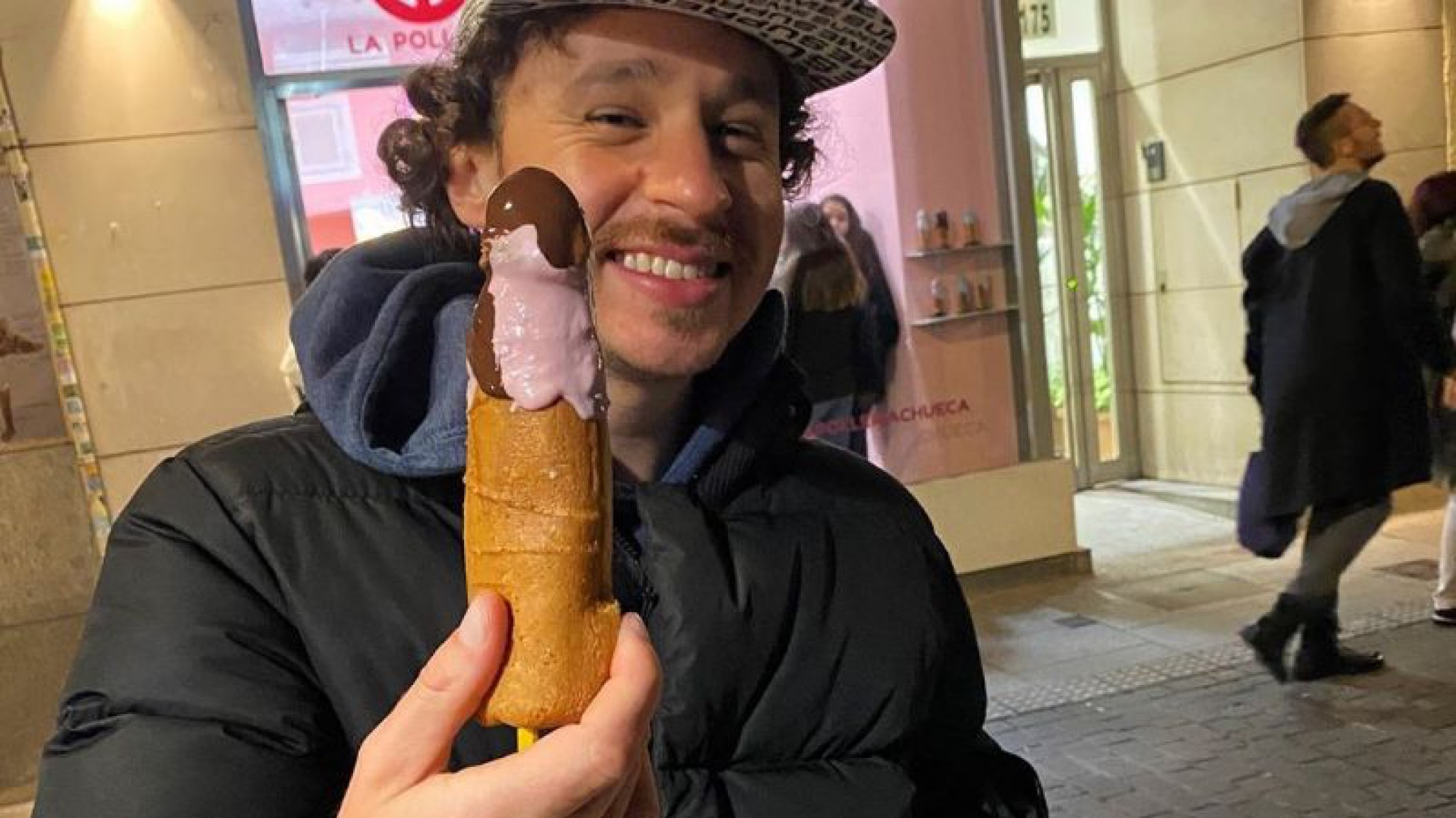 Luisito Comunica visitó un local que vende postres en forma de pene y sorprendió a todos