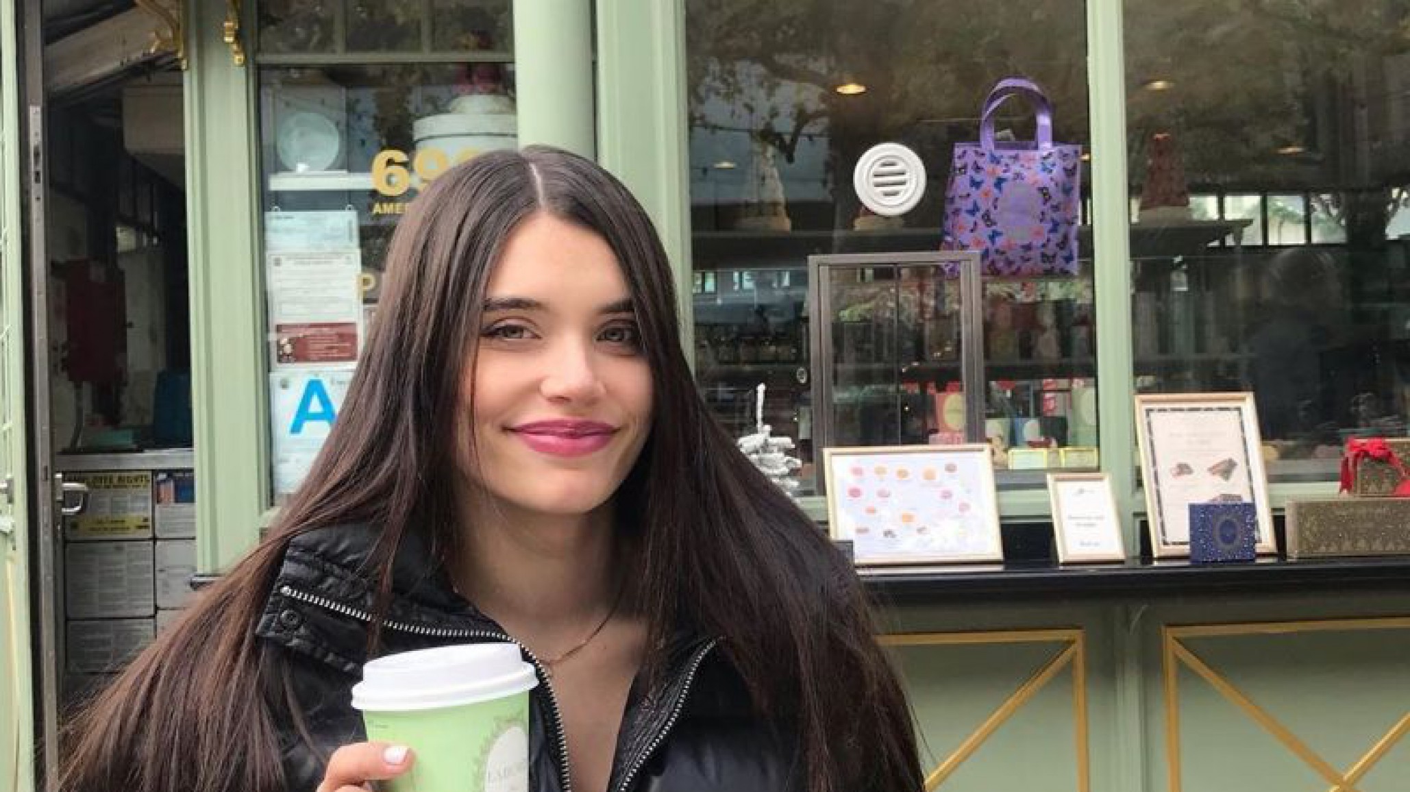 Le arruinaron la foto navideña a Eva De Dominici con un ¡topless!