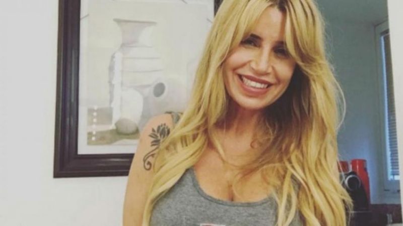 ¡Hacía mucho calor! Flor Peña apenas se tapó con una toalla