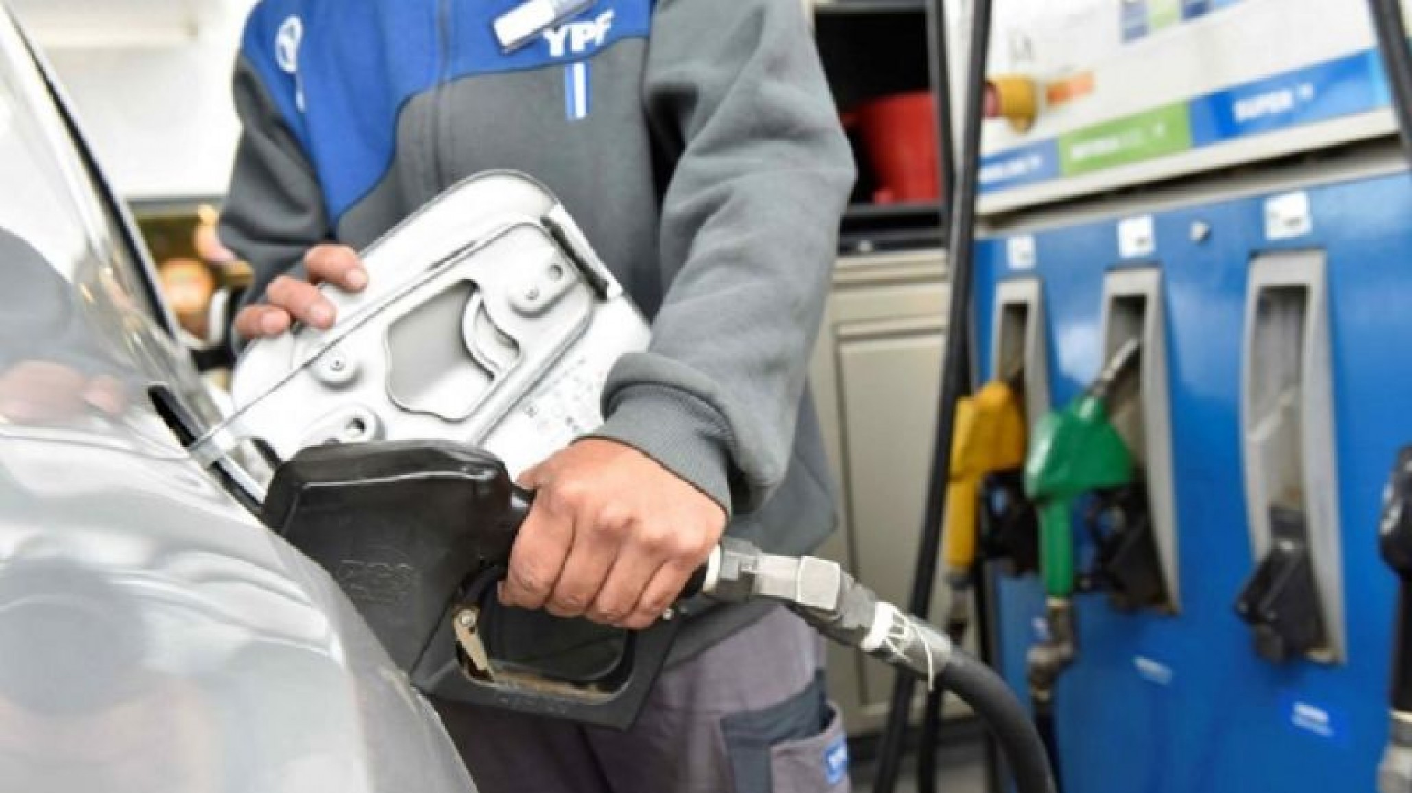 Nuevo golpe al bolsillo, mañana YPF aumenta 5% el precio del combustible