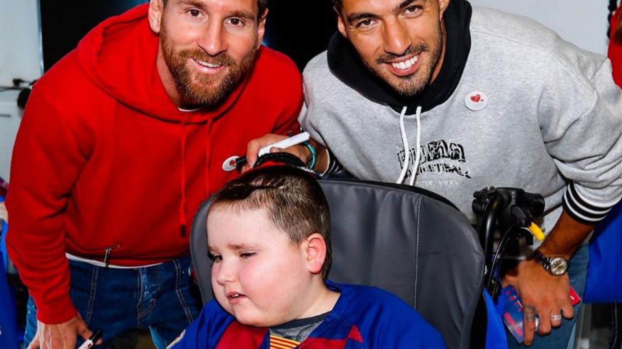 Lionel Messi y Luis Suárez hicieron estallar de felicidad a los niños de diferentes hospitales