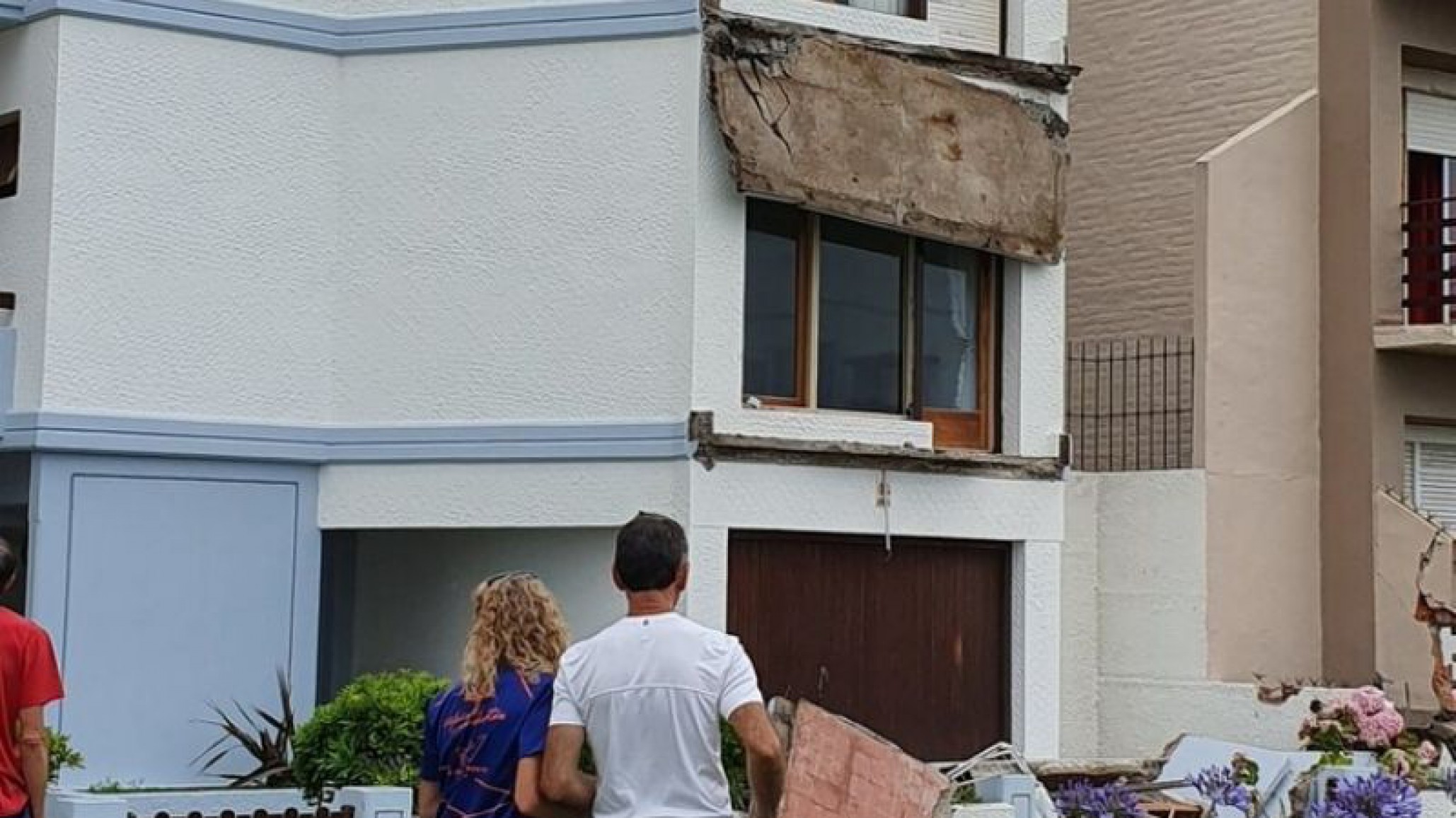 Cayeron tres balcones de un edificio en Villa Gesell