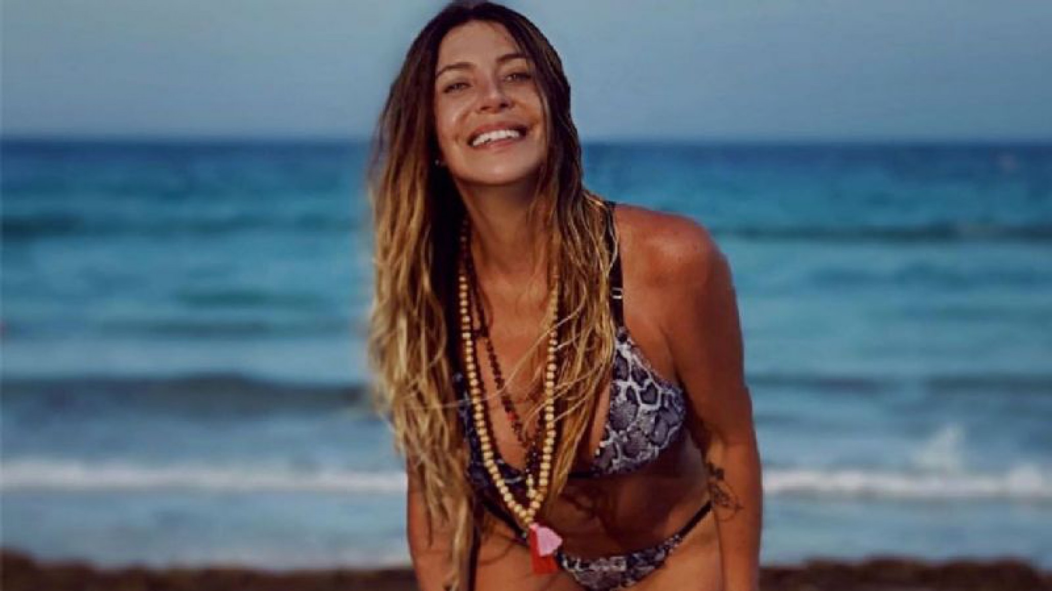 Sinceramente”: Mónica Ayos levantó bikini y las redes explotaron