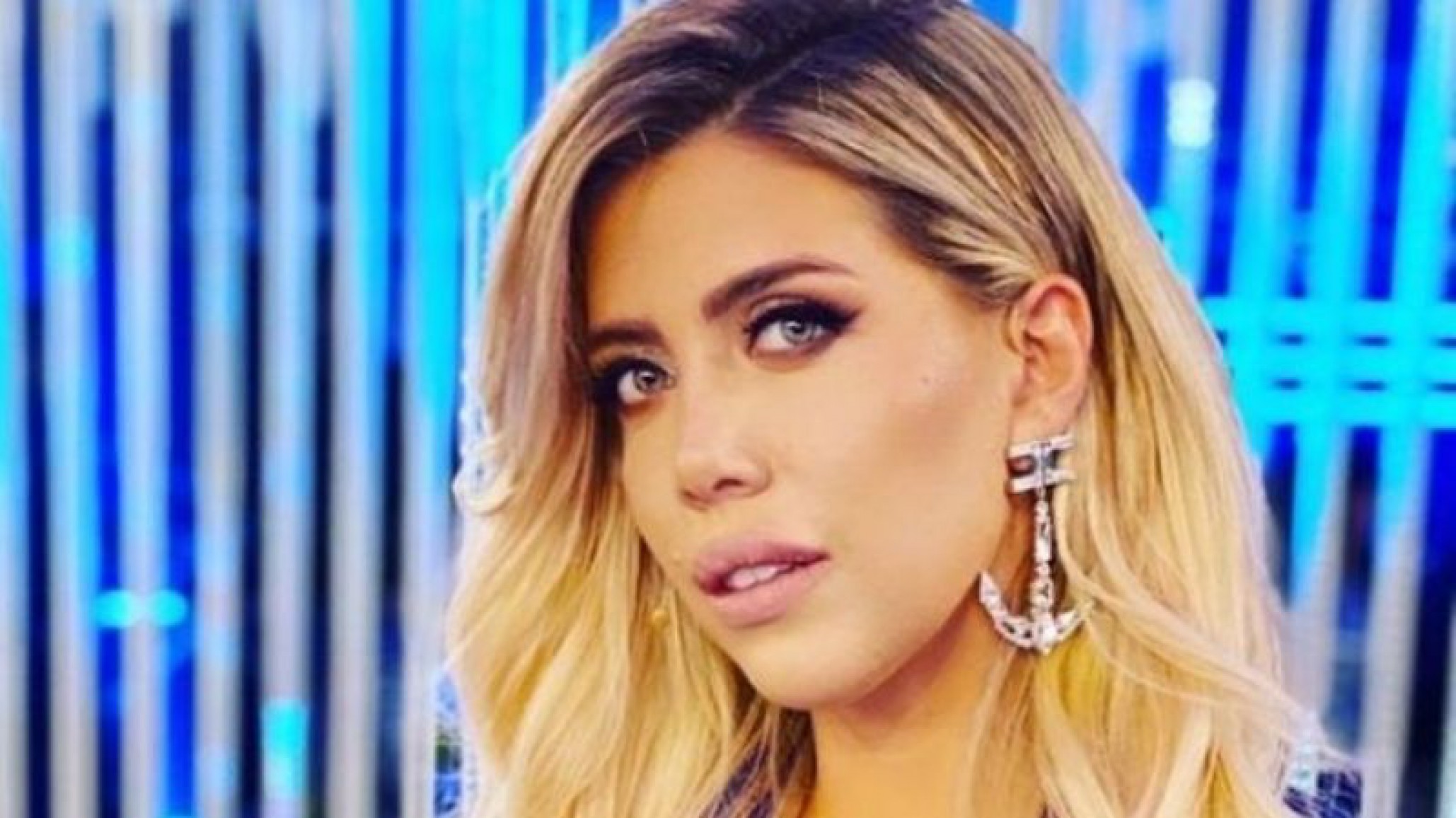 ¡Toda la onda! Wanda Nara volvió al trabajo con un look en azul que deslumbró