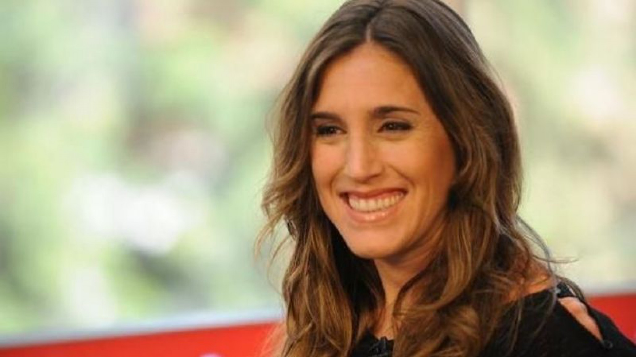 En bikini, Soledad Pastorutti jugó en la pileta y con su perro