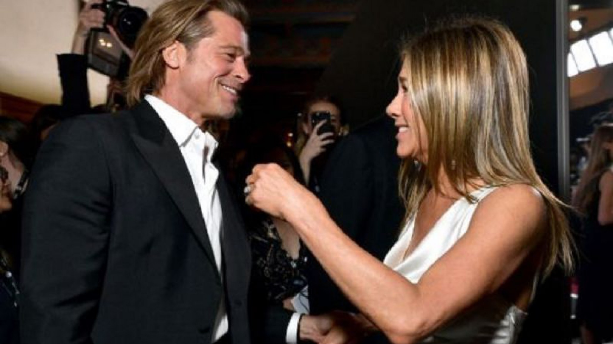 Brad Pitt y Jennifer Aniston entre risas y toqueteos en los premios SAG