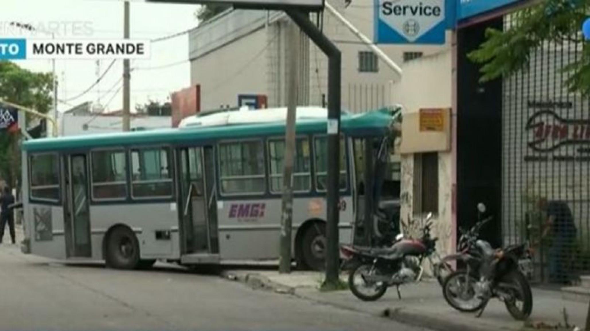 Choque fatal: Colisionaron un auto y un colectivo, este último se incrustó en una casa y falleció el conductor