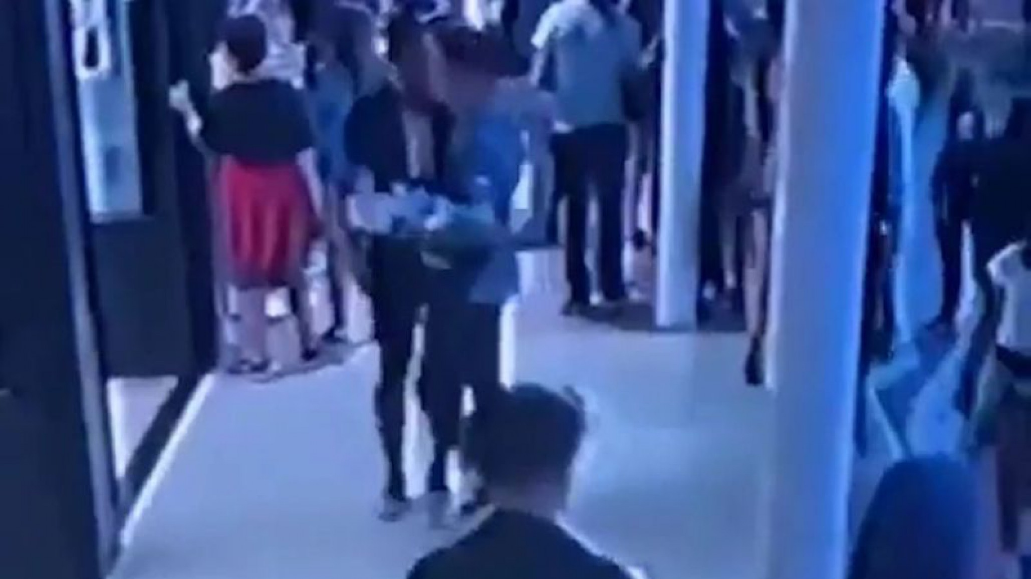 Video Pinamar: turista tumbó a un mozo porque no lo atendía