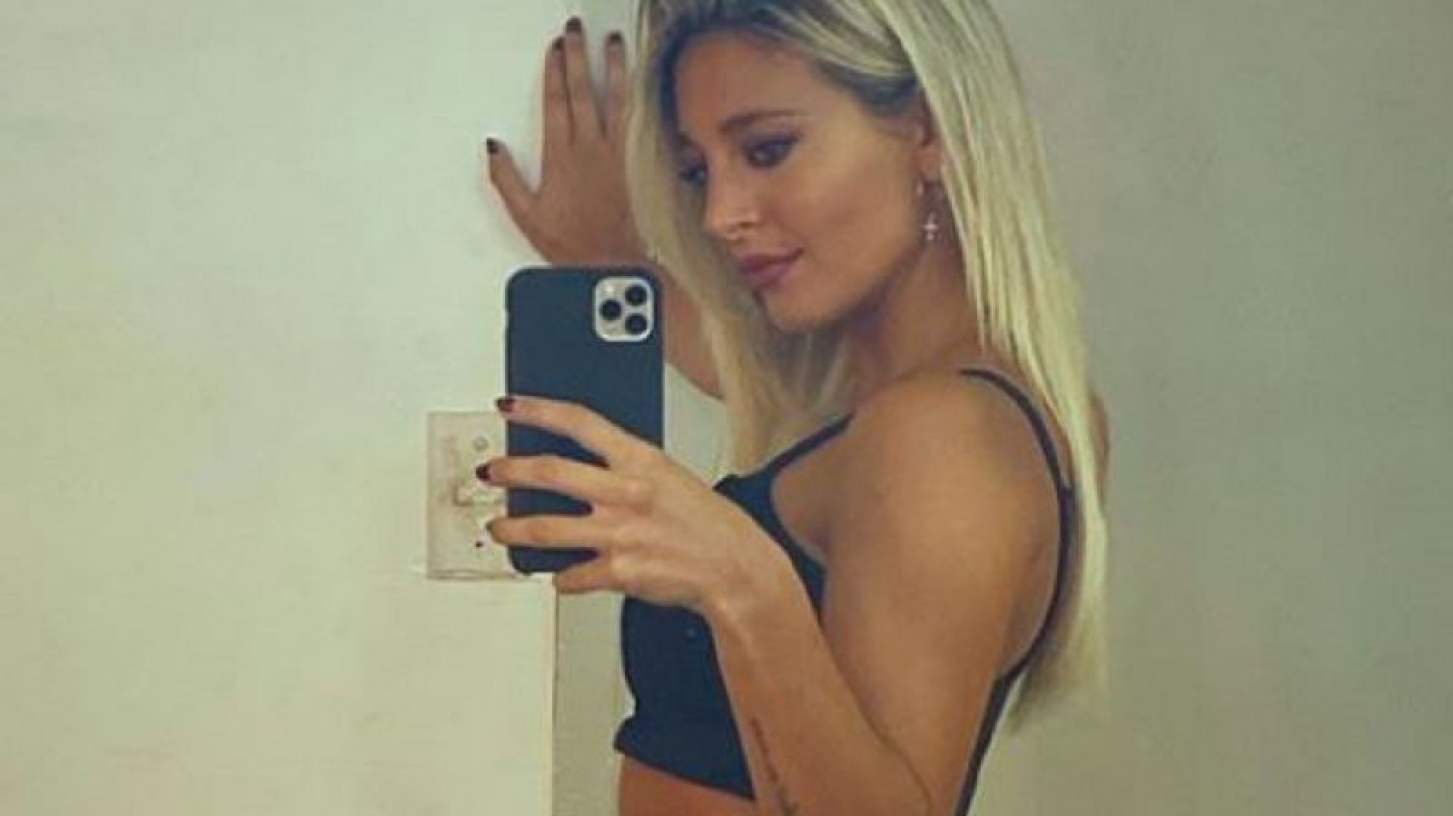 ¡Sol Pérez festejó sus 5 millones de seguidores en tanga y frente al espejo!