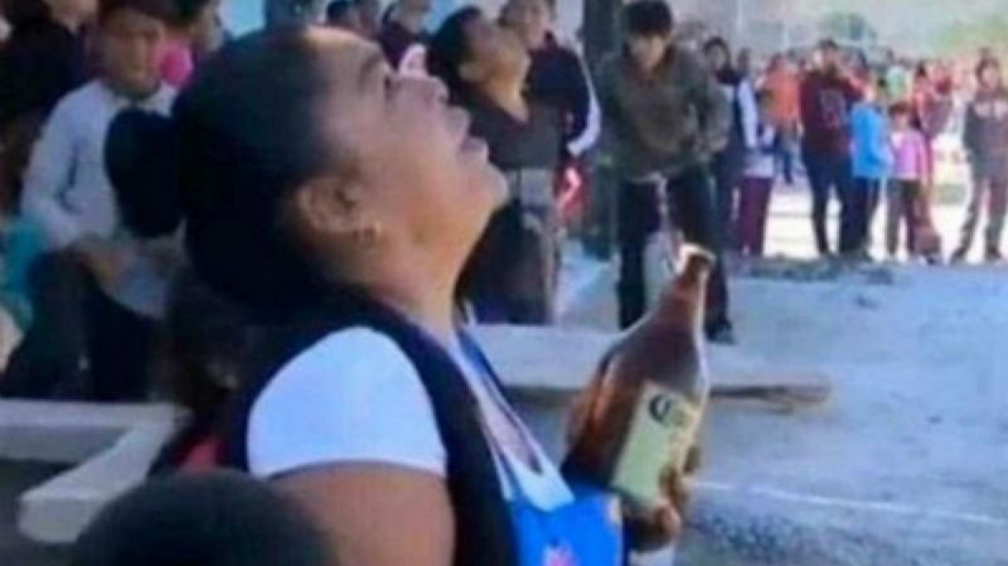México insólito: una mujer intentó salvar a un suicida ofreciéndole cerveza “Bajate, mirá lo que te traje